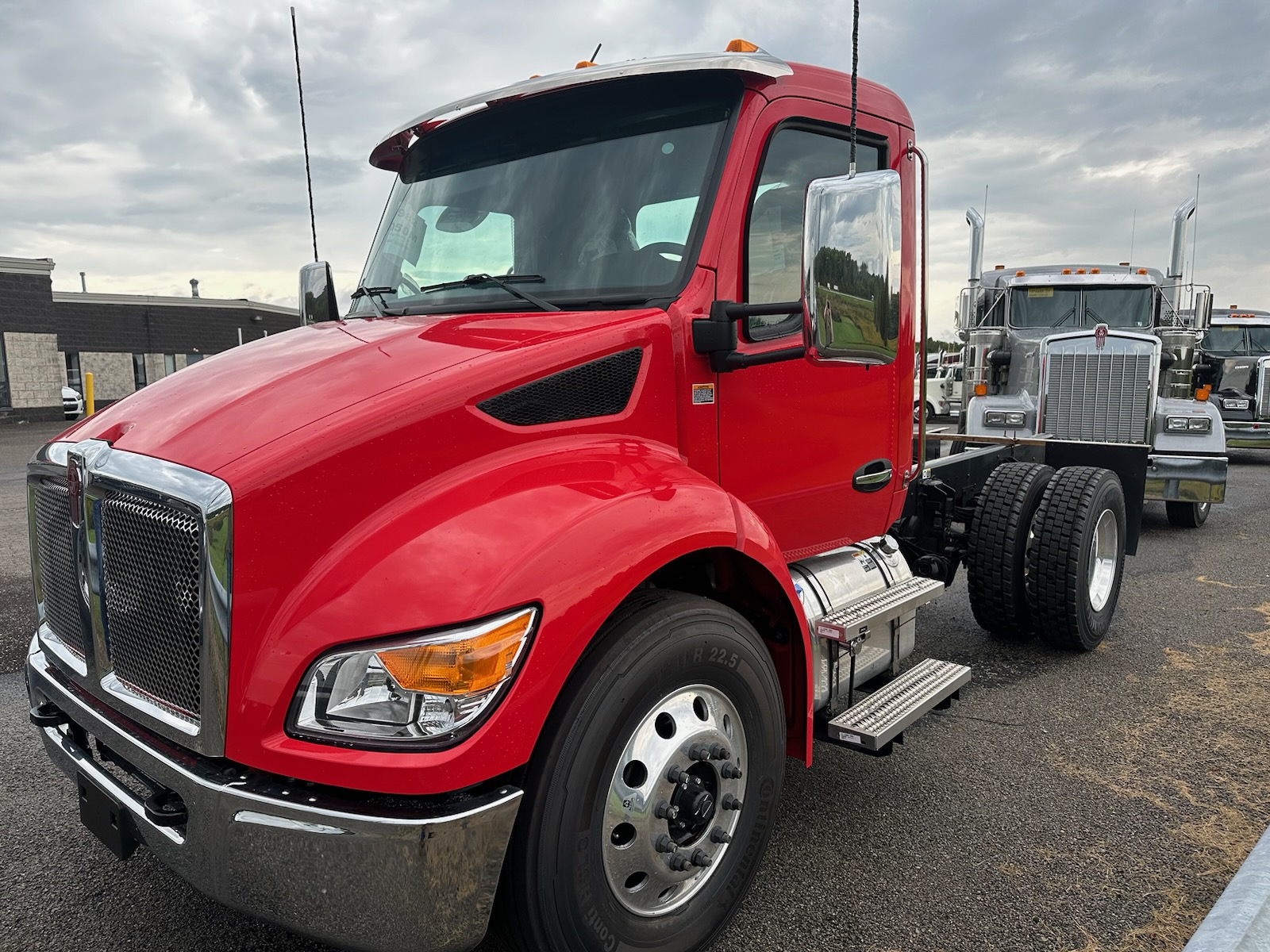 2025 KENWORTH T280 - image 1 of 6
