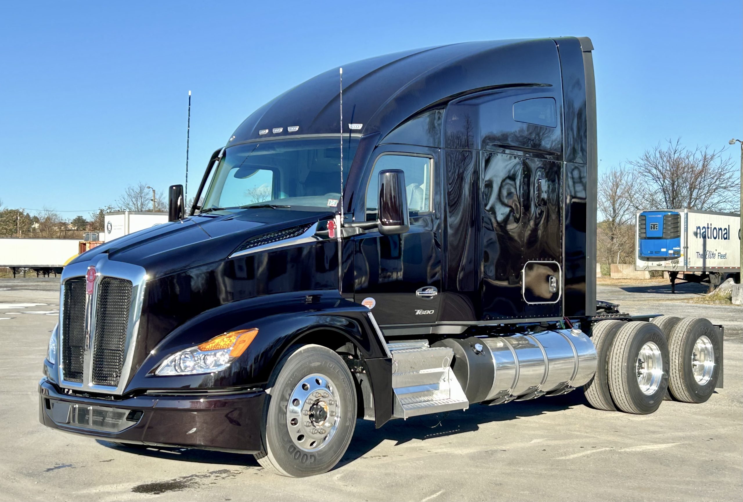 2025 KENWORTH T680 - image 1 of 6