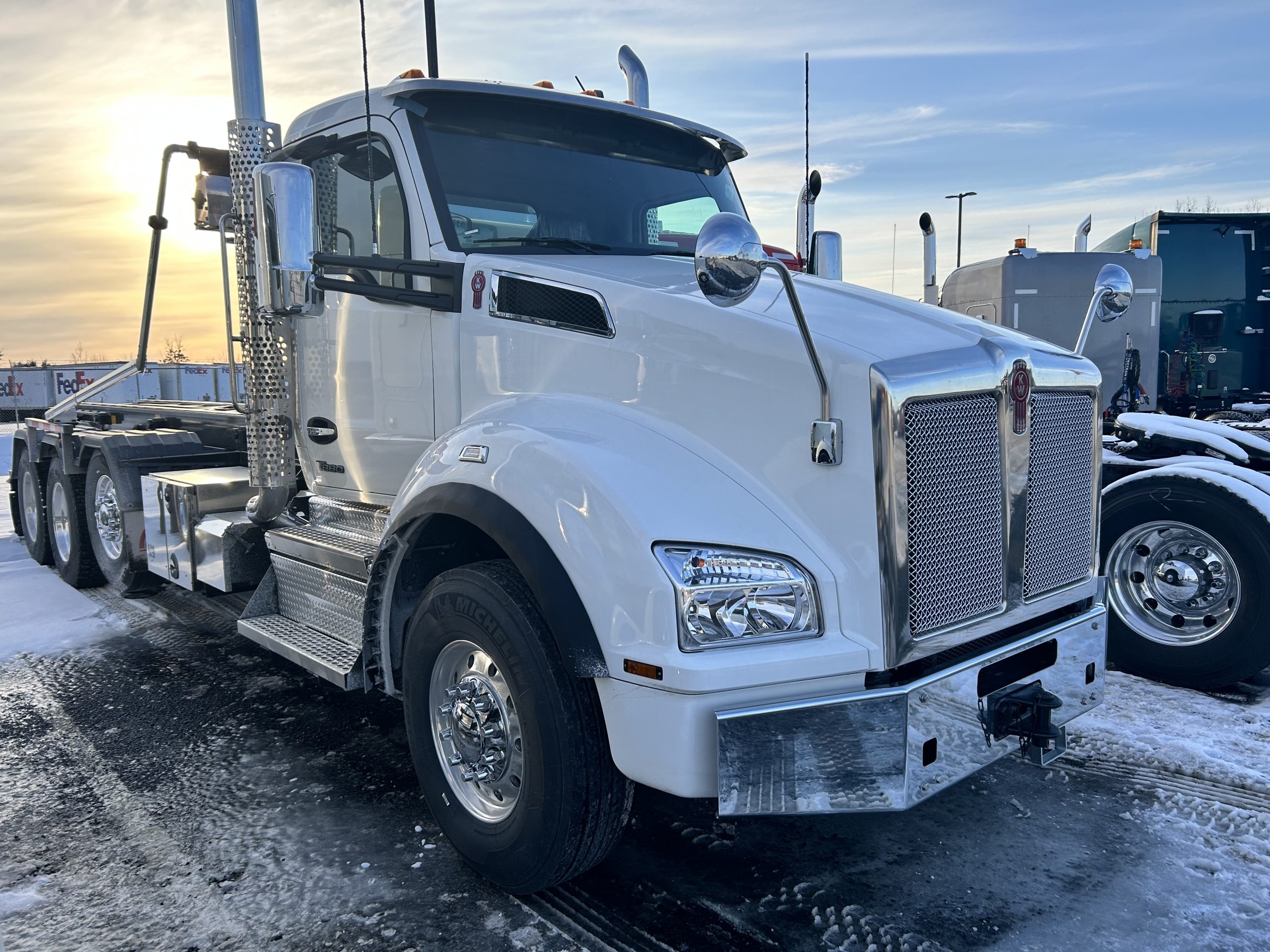 2025 KENWORTH T880 - image 2 of 6
