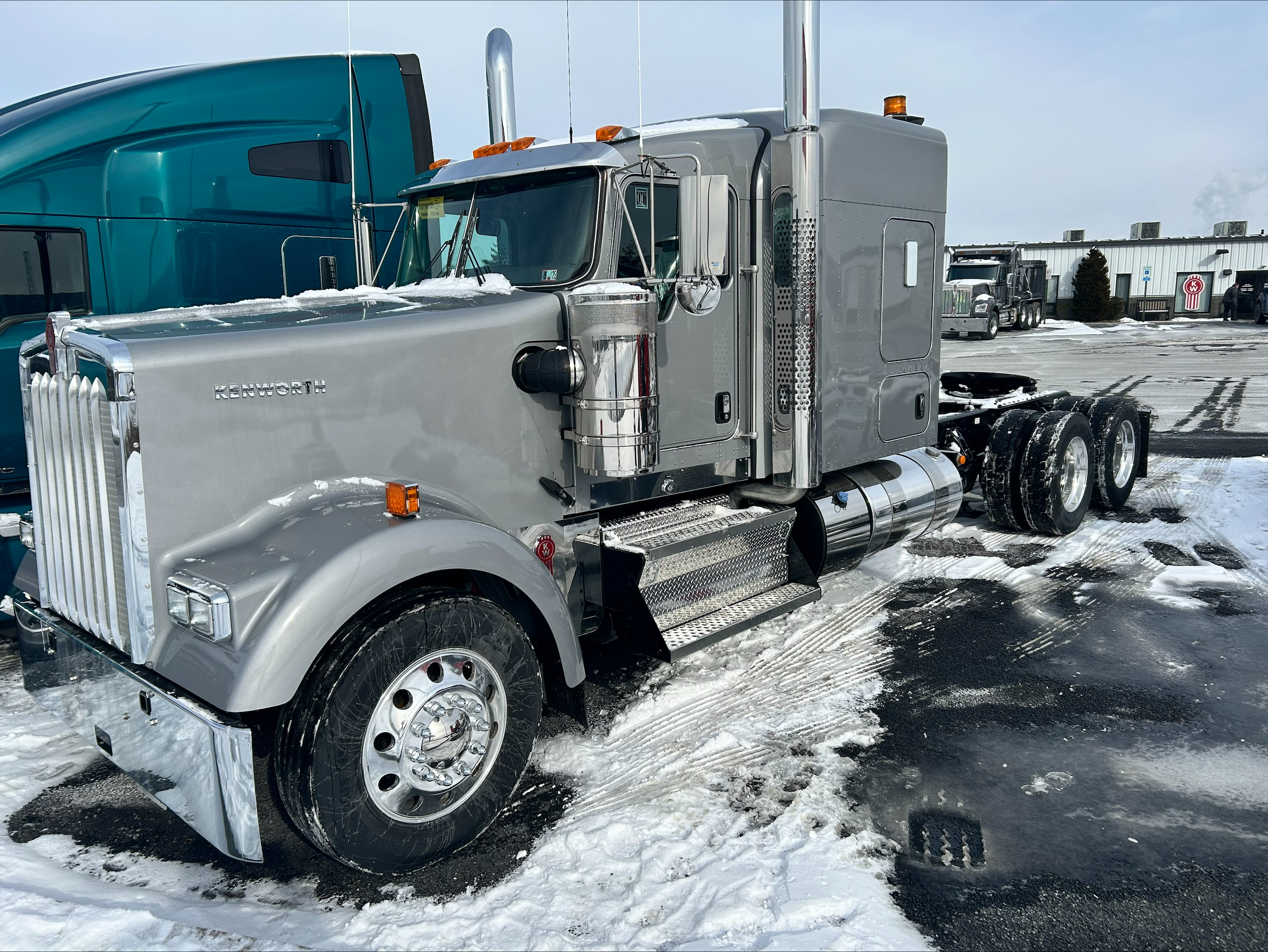 2025 KENWORTH W900L - image 1 of 6