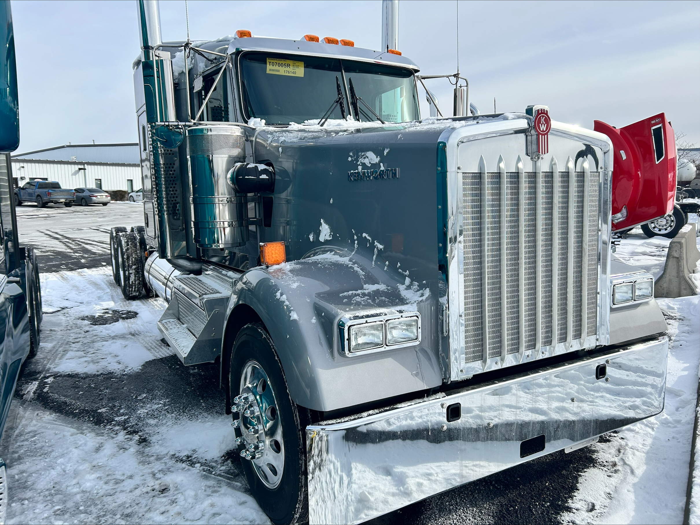 2025 KENWORTH W900L - image 2 of 6