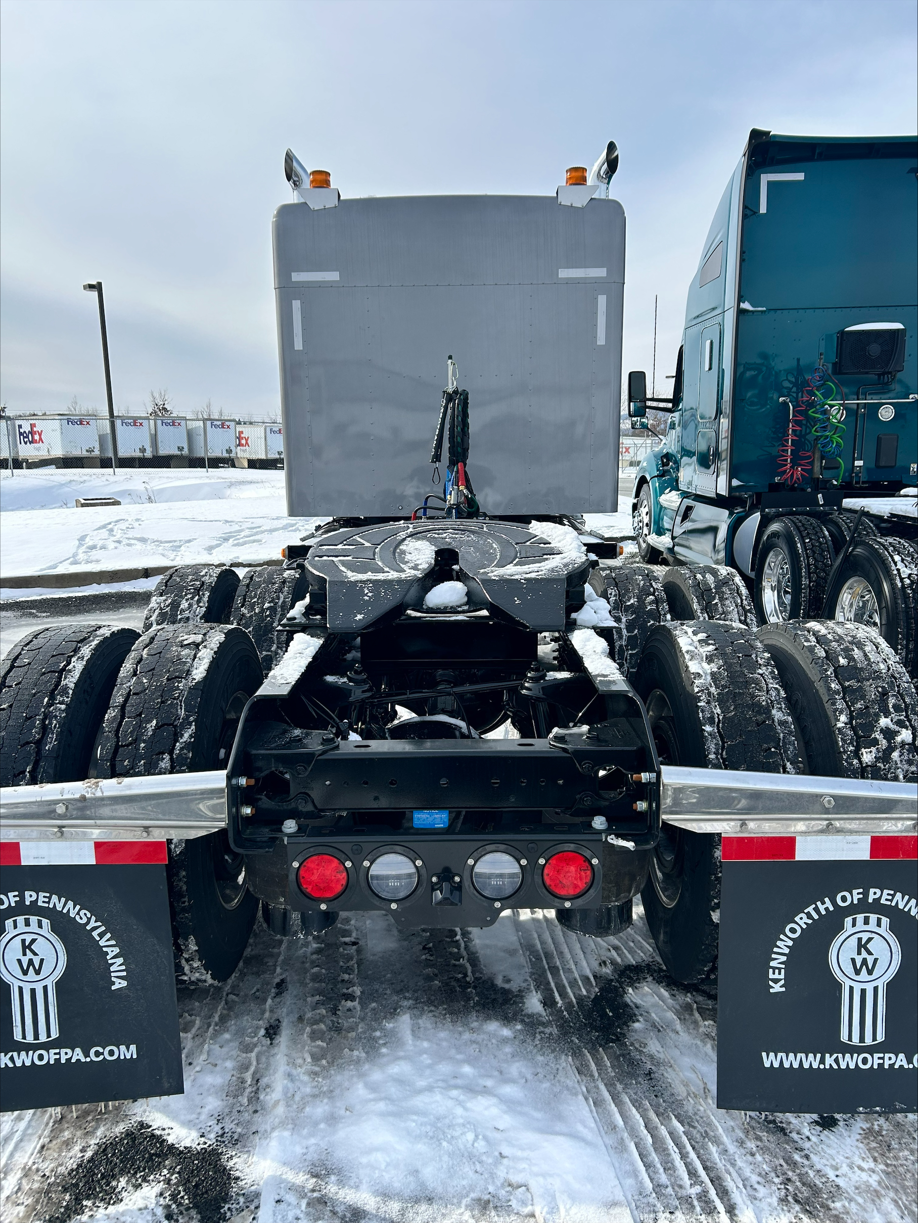 2025 KENWORTH W900L - image 3 of 6