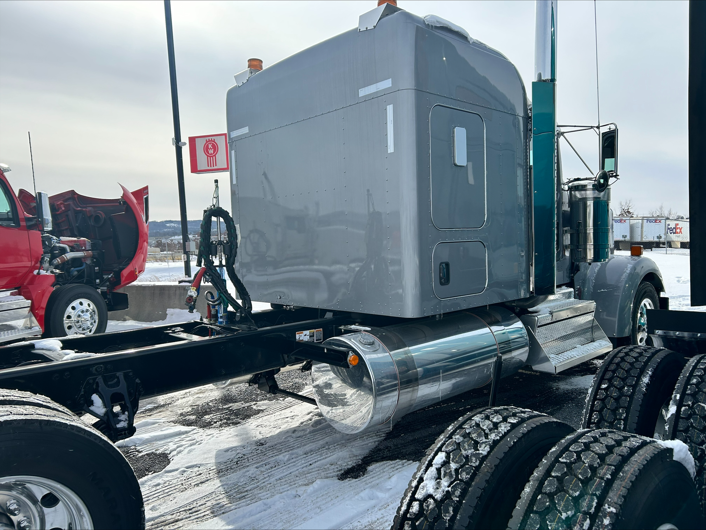 2025 KENWORTH W900L - image 4 of 6