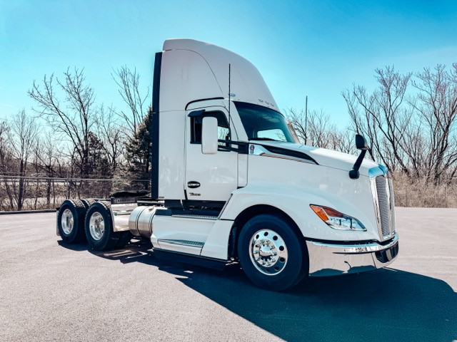 2025 KENWORTH T680 - image 1 of 6