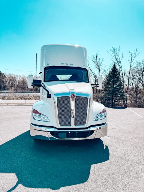 2025 KENWORTH T680 - image 2 of 6