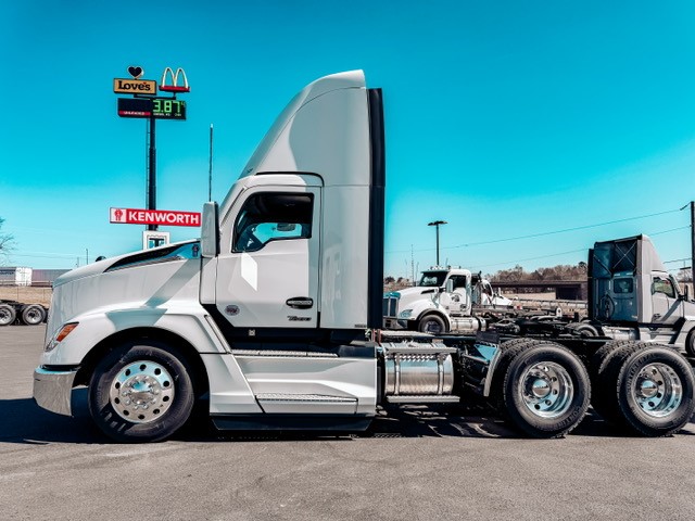 2025 KENWORTH T680 - image 4 of 6