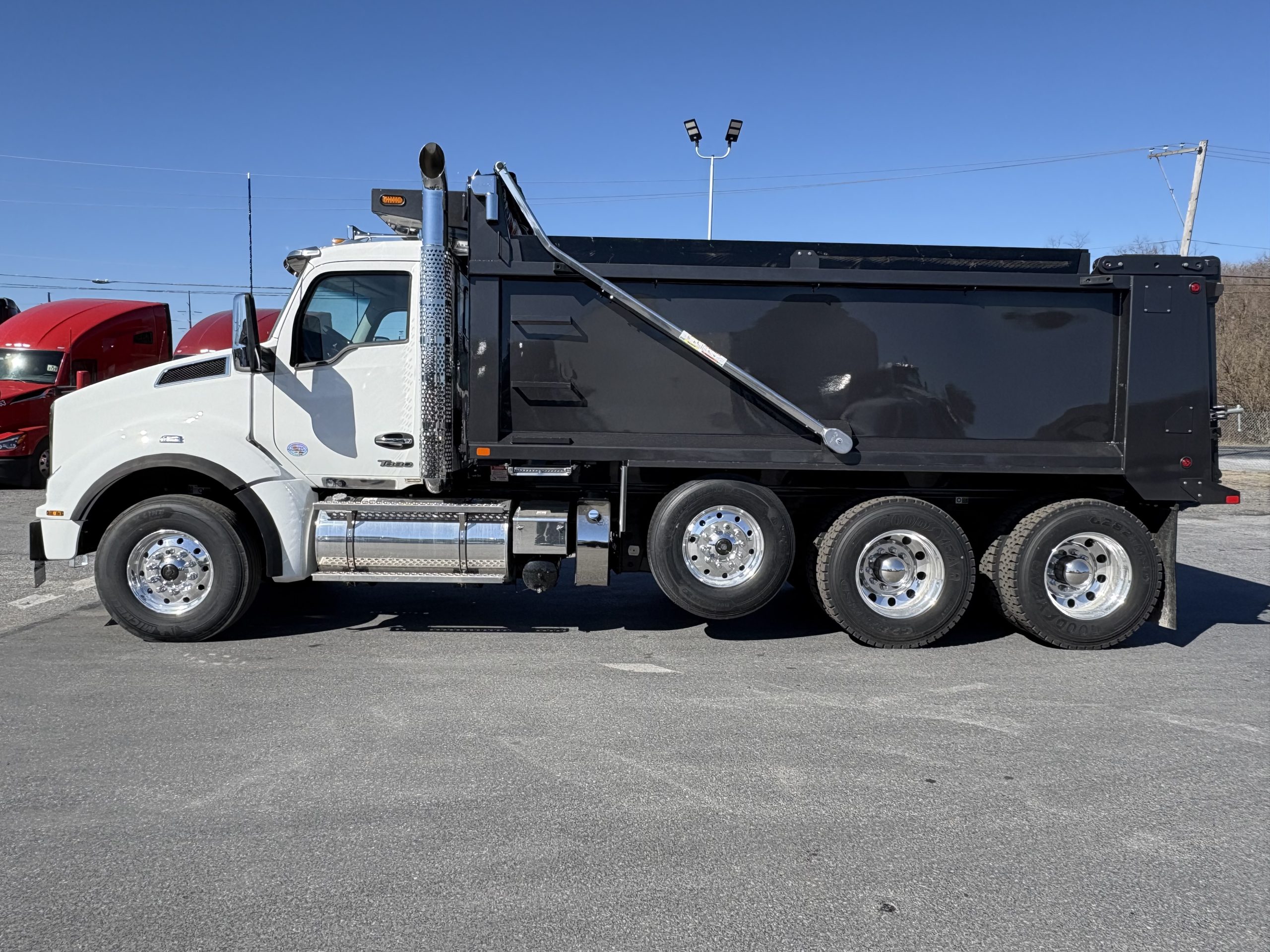 2025 KENWORTH T880 - image 2 of 6