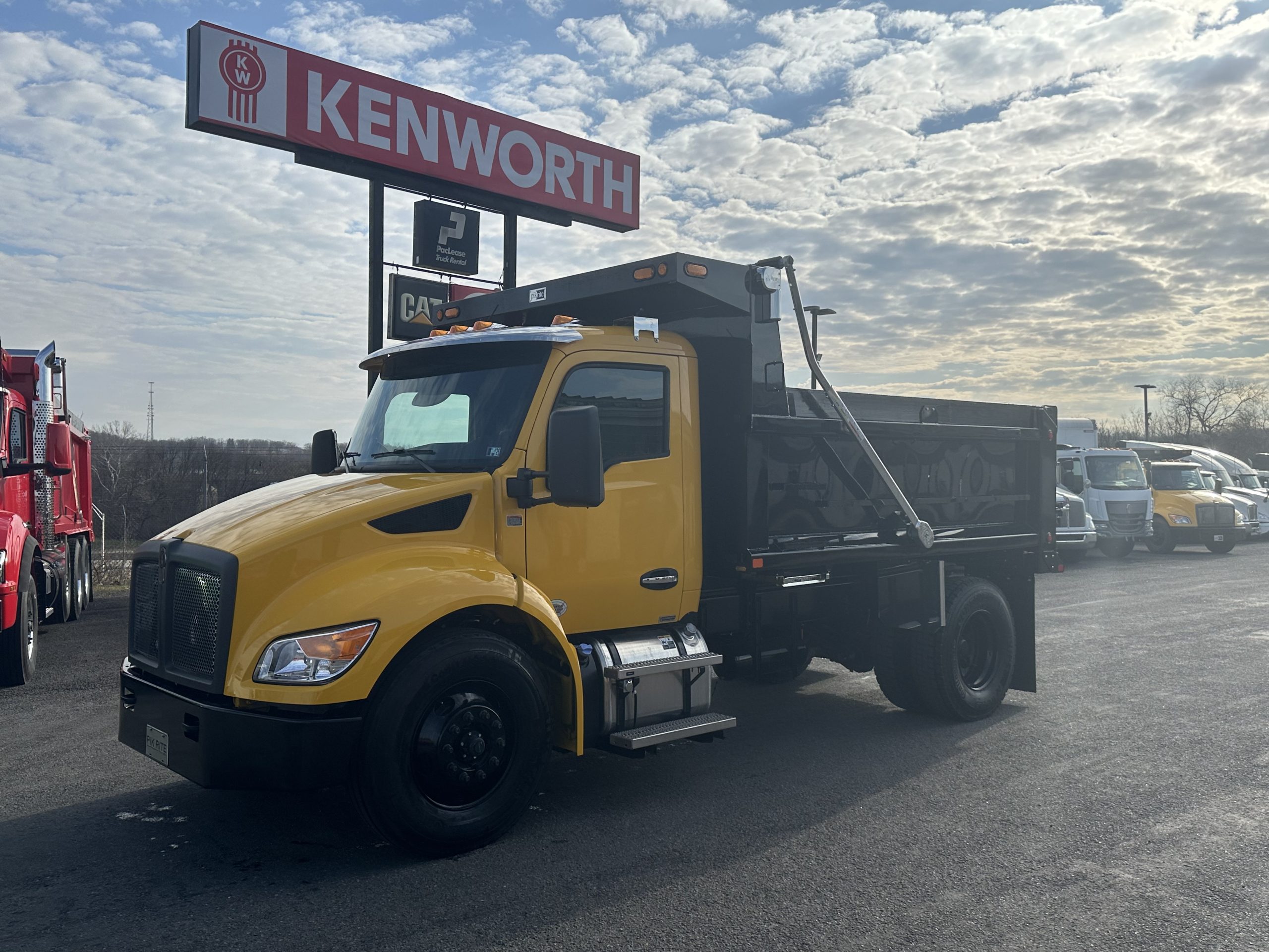 2025 KENWORTH T380 - image 1 of 6