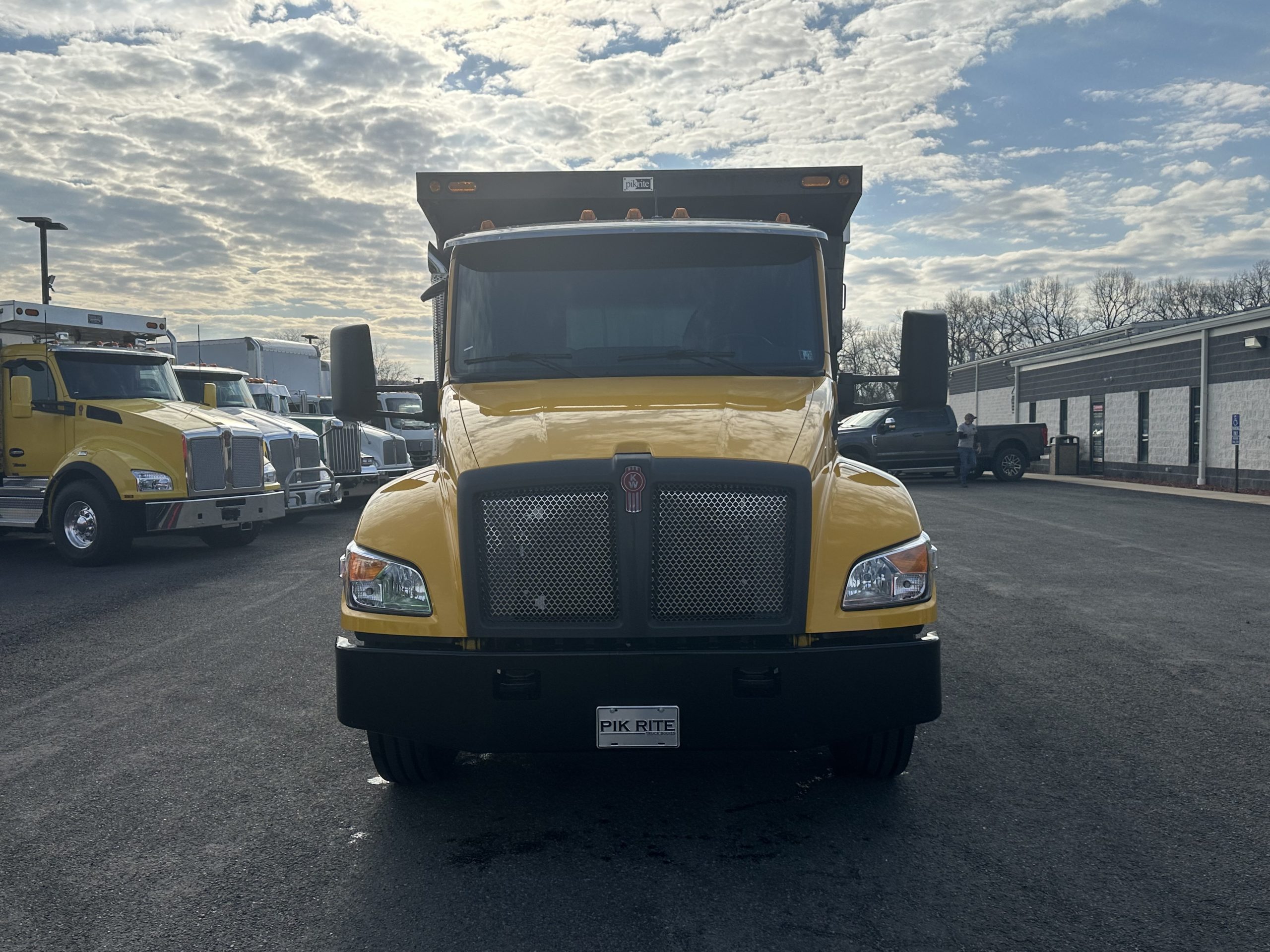 2025 KENWORTH T380 - image 2 of 6