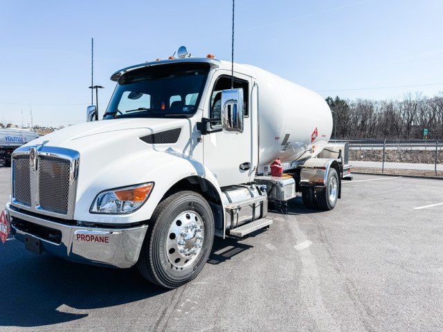 2025 KENWORTH T380 - image 1 of 6