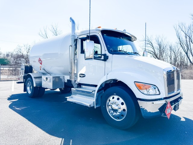 2025 KENWORTH T380 - image 2 of 6