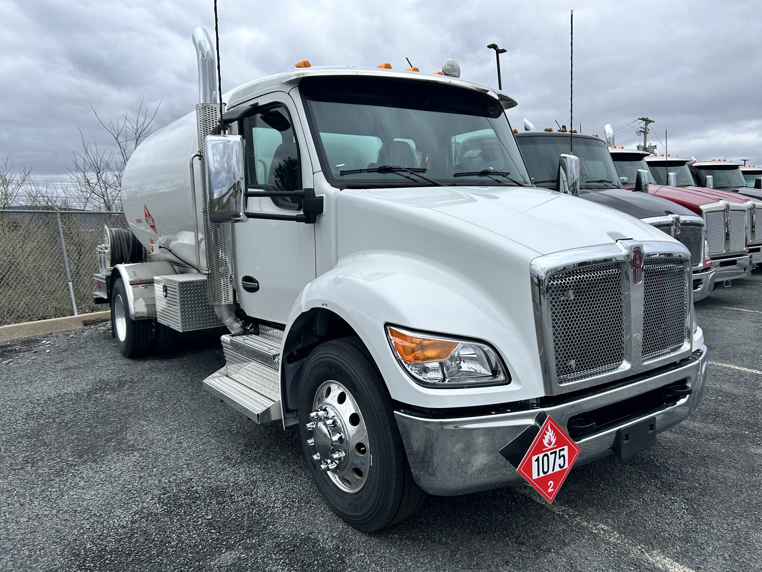 2025 KENWORTH T380 - image 3 of 5