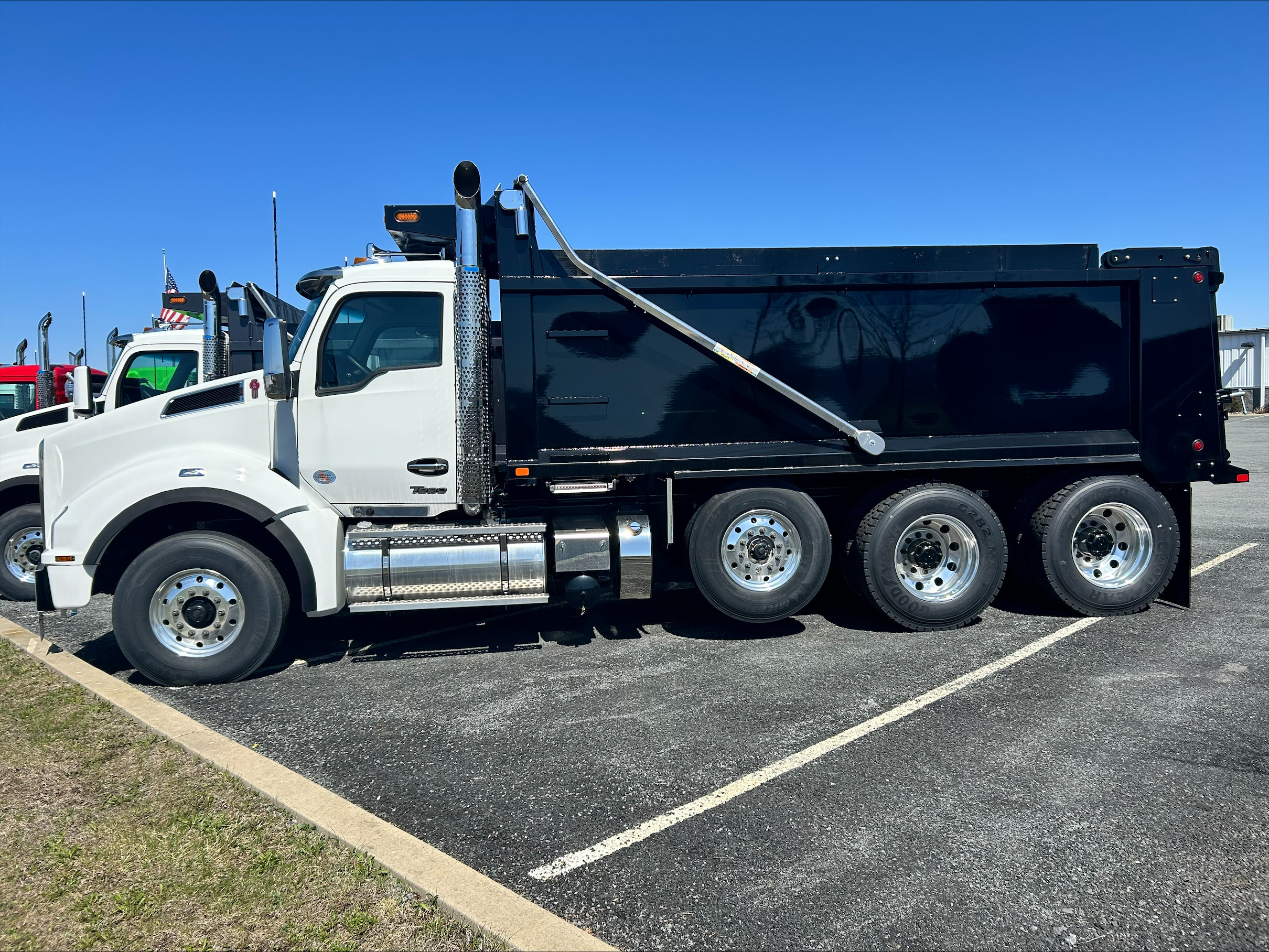 2025 KENWORTH T880 - image 2 of 6