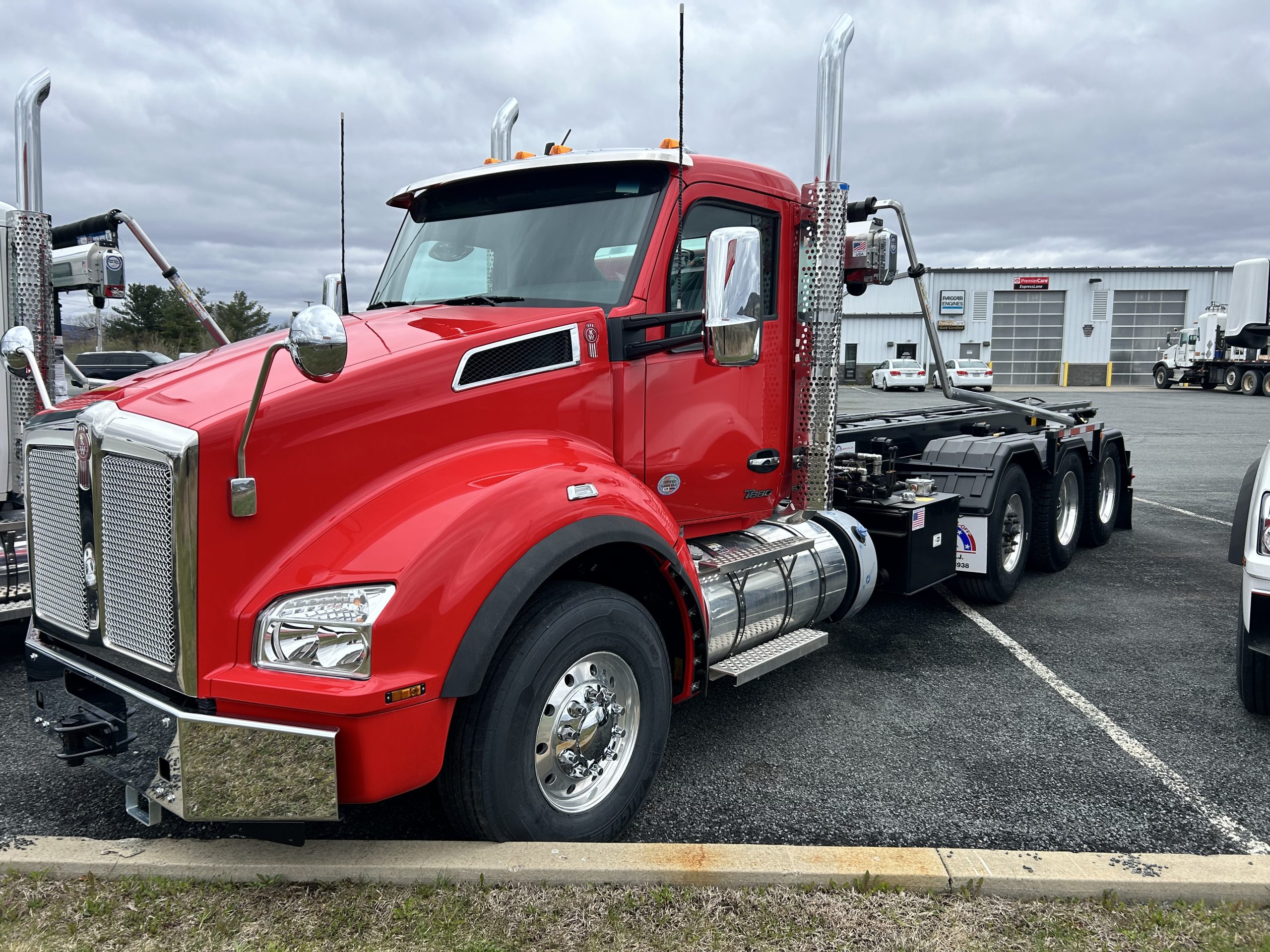 2025 KENWORTH T880 - image 2 of 5