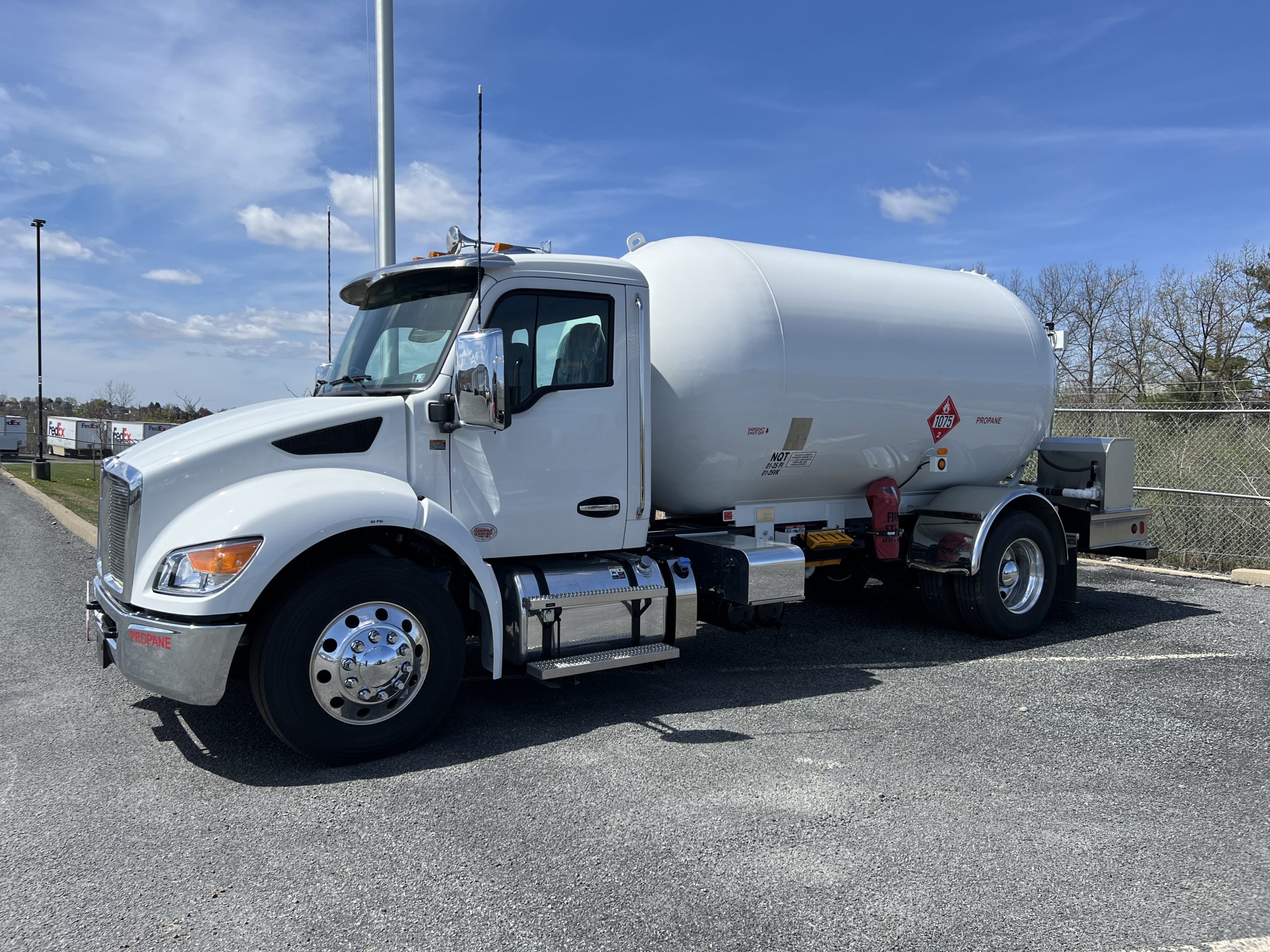 2025 KENWORTH T380 - image 1 of 6