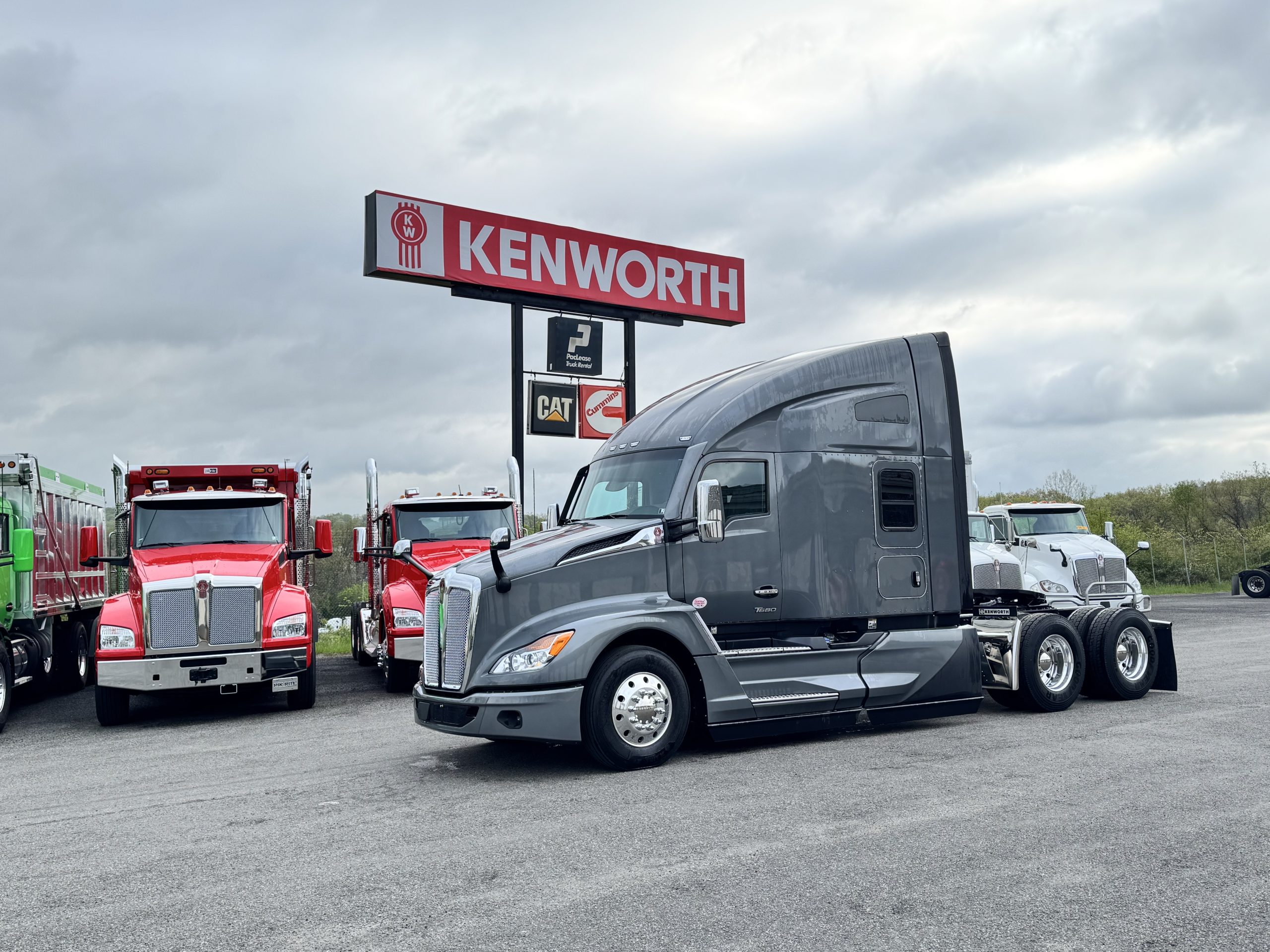 2025 KENWORTH T680 - image 1 of 6