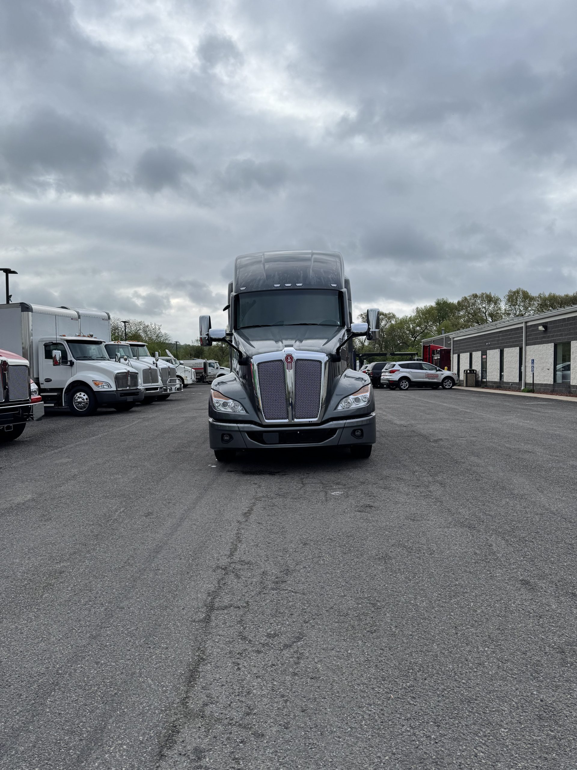2025 KENWORTH T680 - image 2 of 6