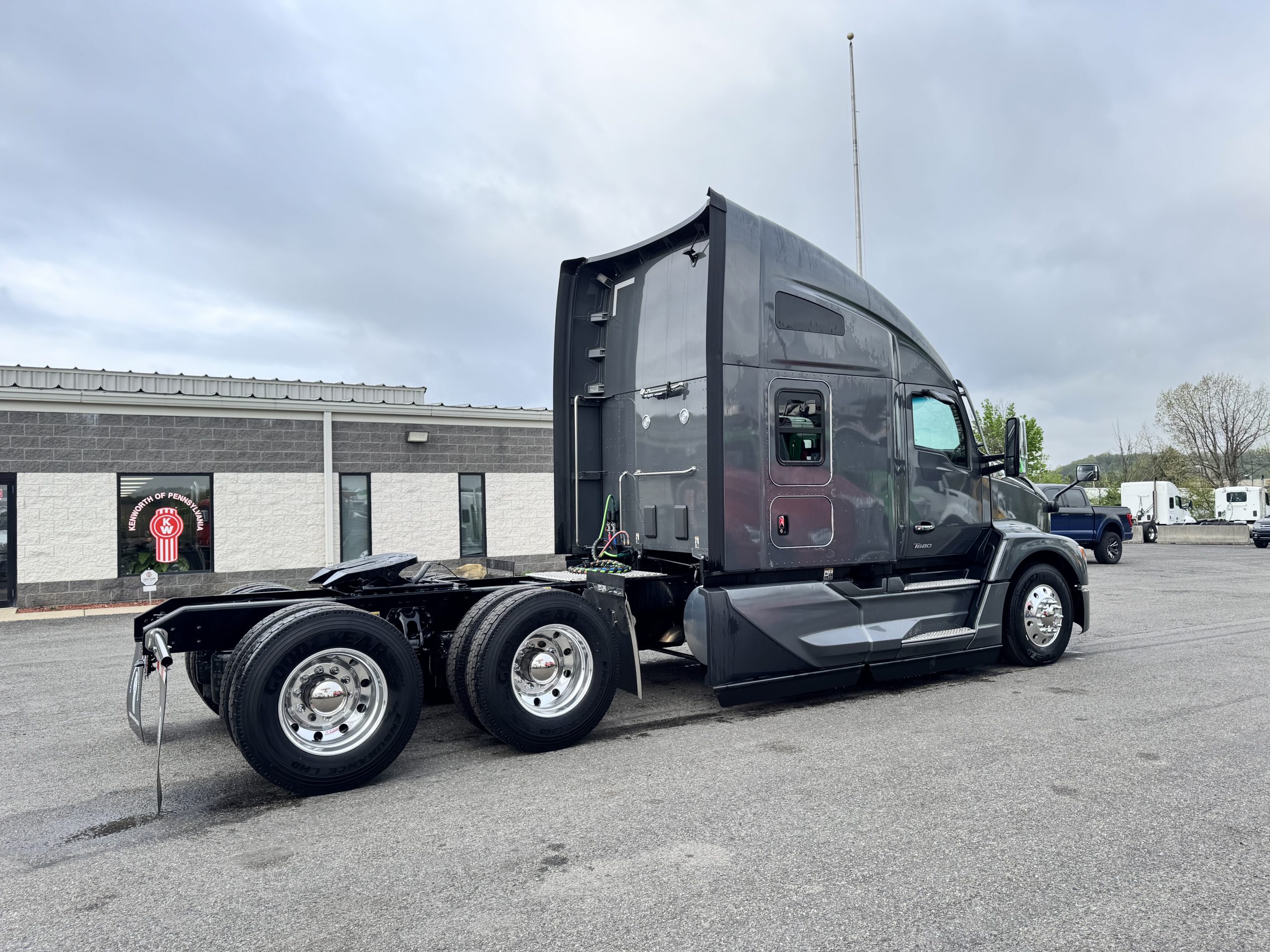 2025 KENWORTH T680 - image 4 of 6