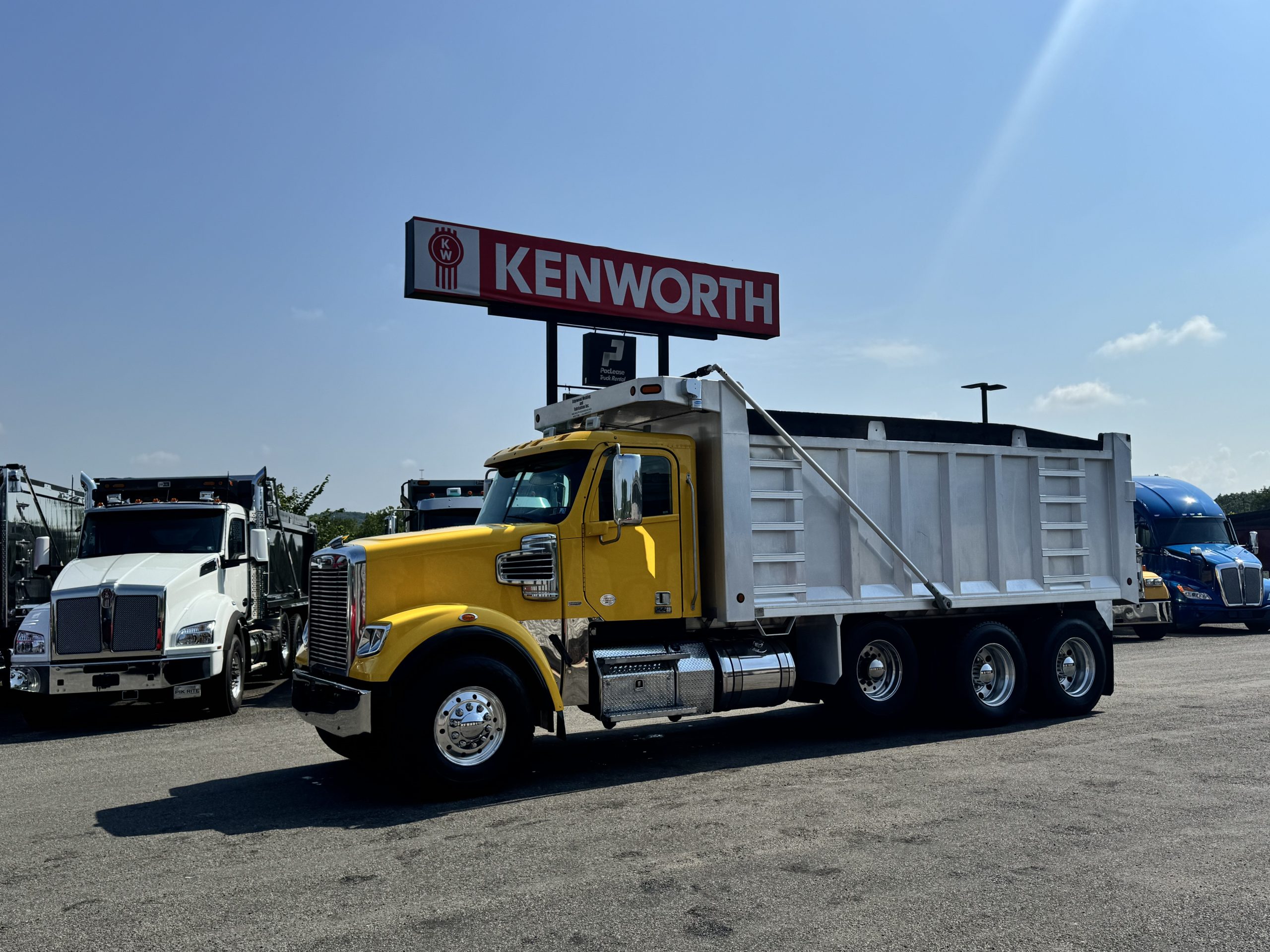 2020 FREIGHTLINER 122SD SBA - image 1 of 6