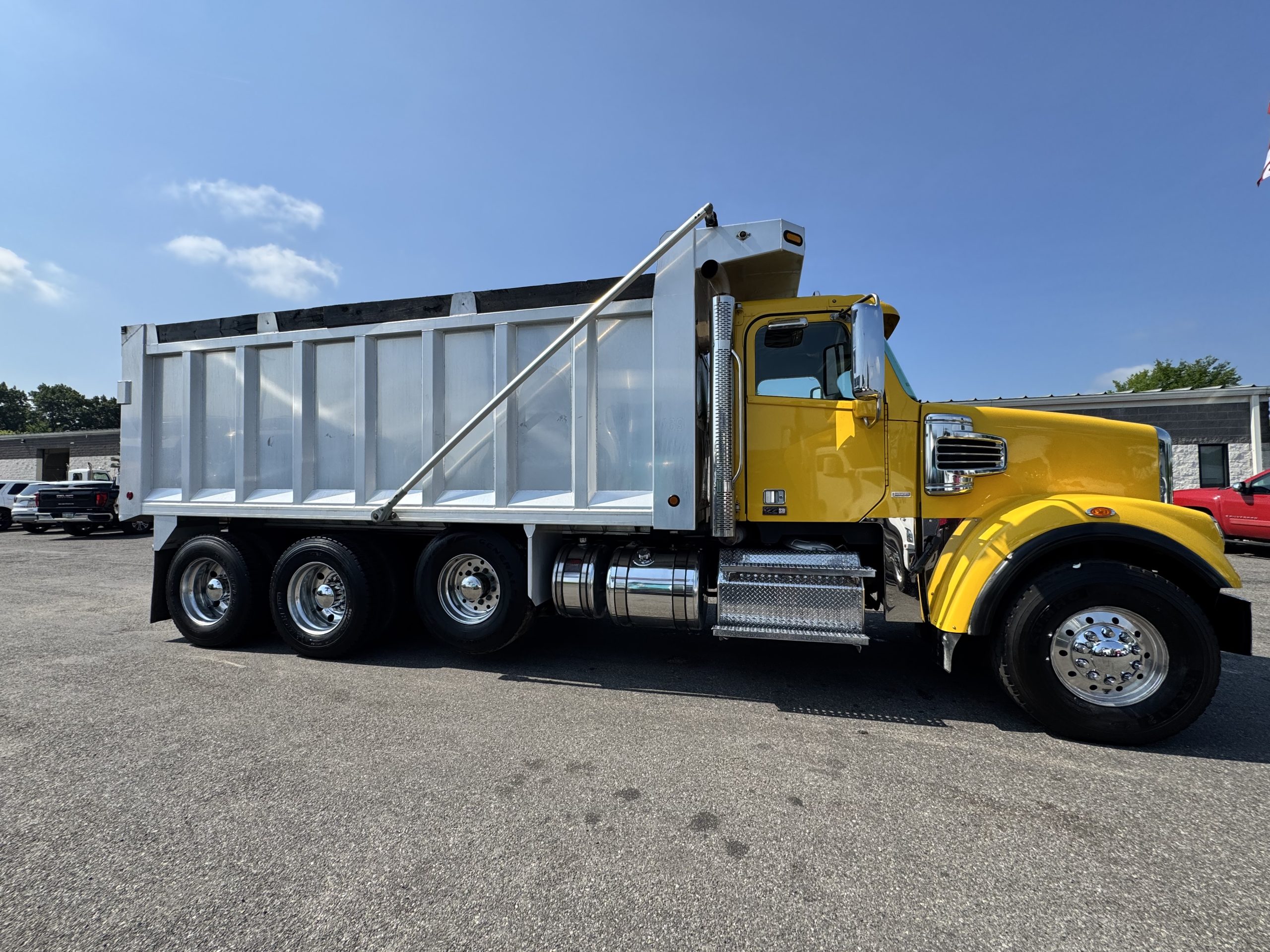 2020 FREIGHTLINER 122SD SBA - image 4 of 6