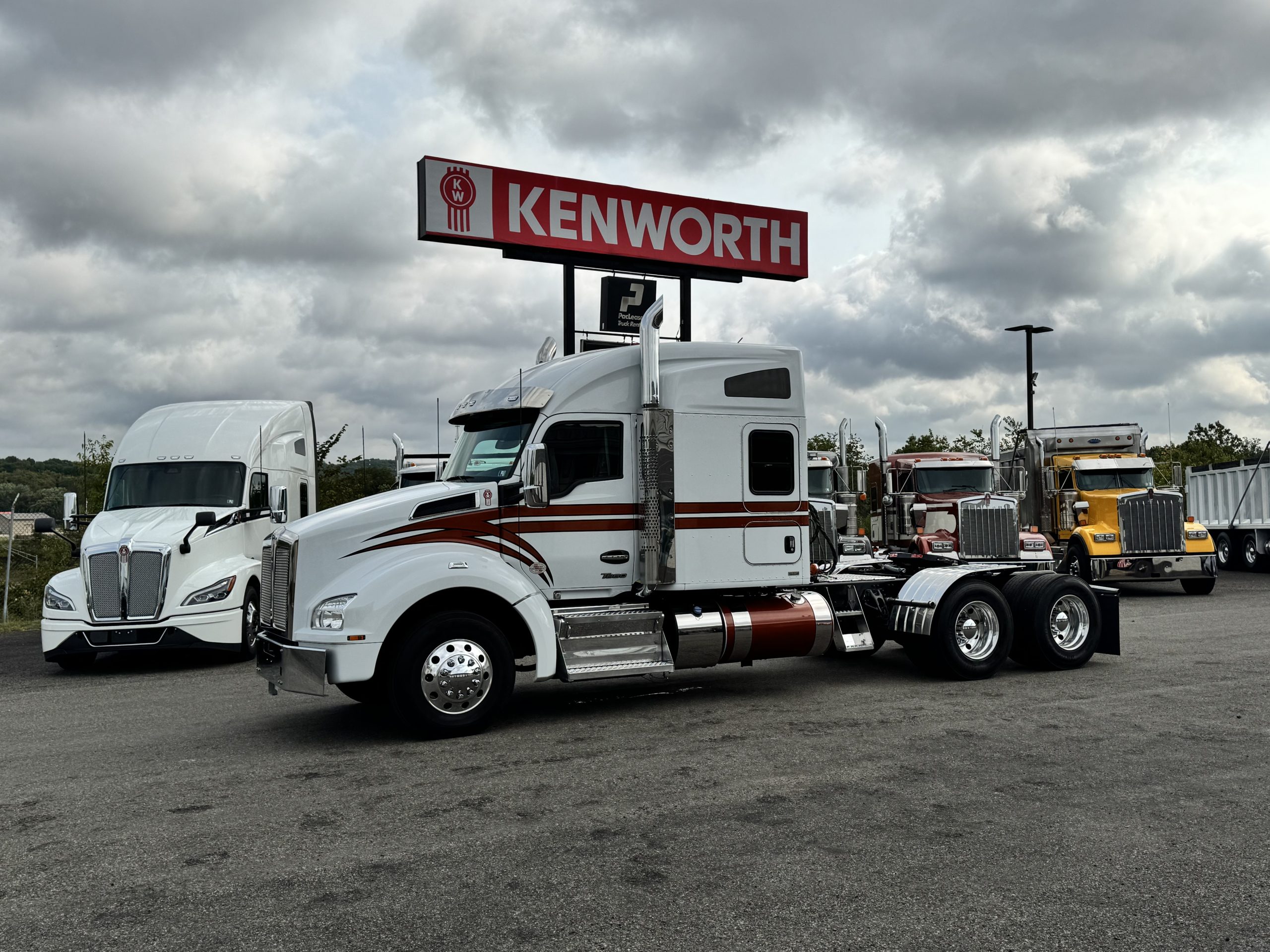 2025 KENWORTH T880 - image 1 of 6