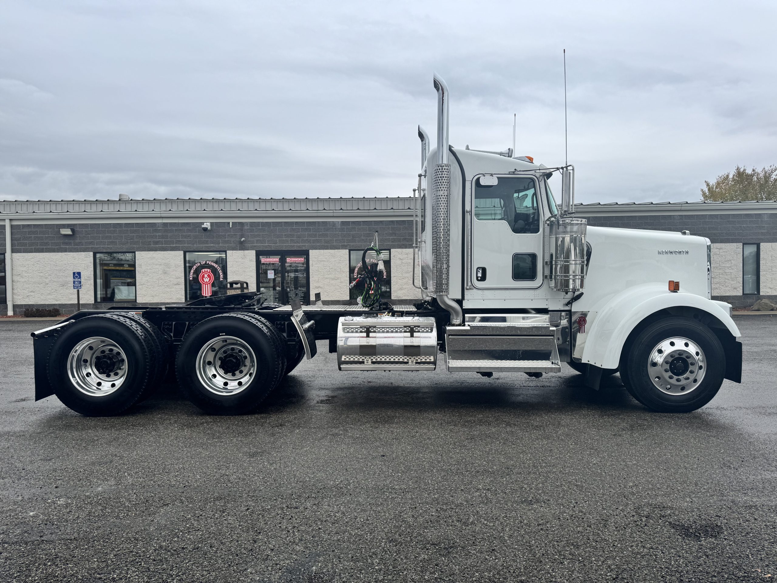 2026 KENWORTH W900 - image 4 of 6