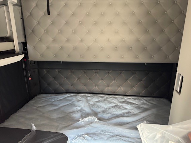 2026 KENWORTH T680 - image 5 of 6