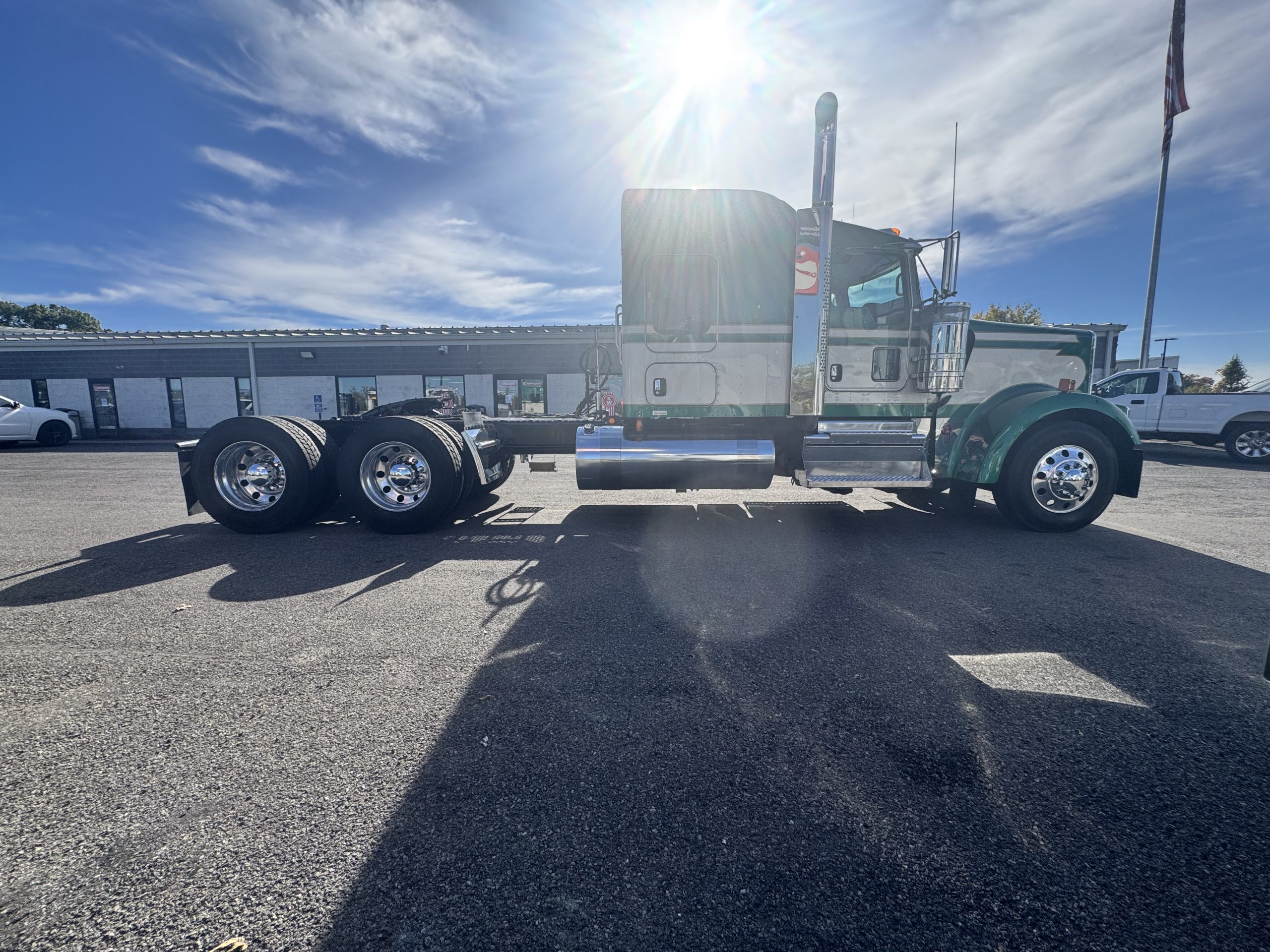 2022 KENWORTH W900L - image 4 of 6