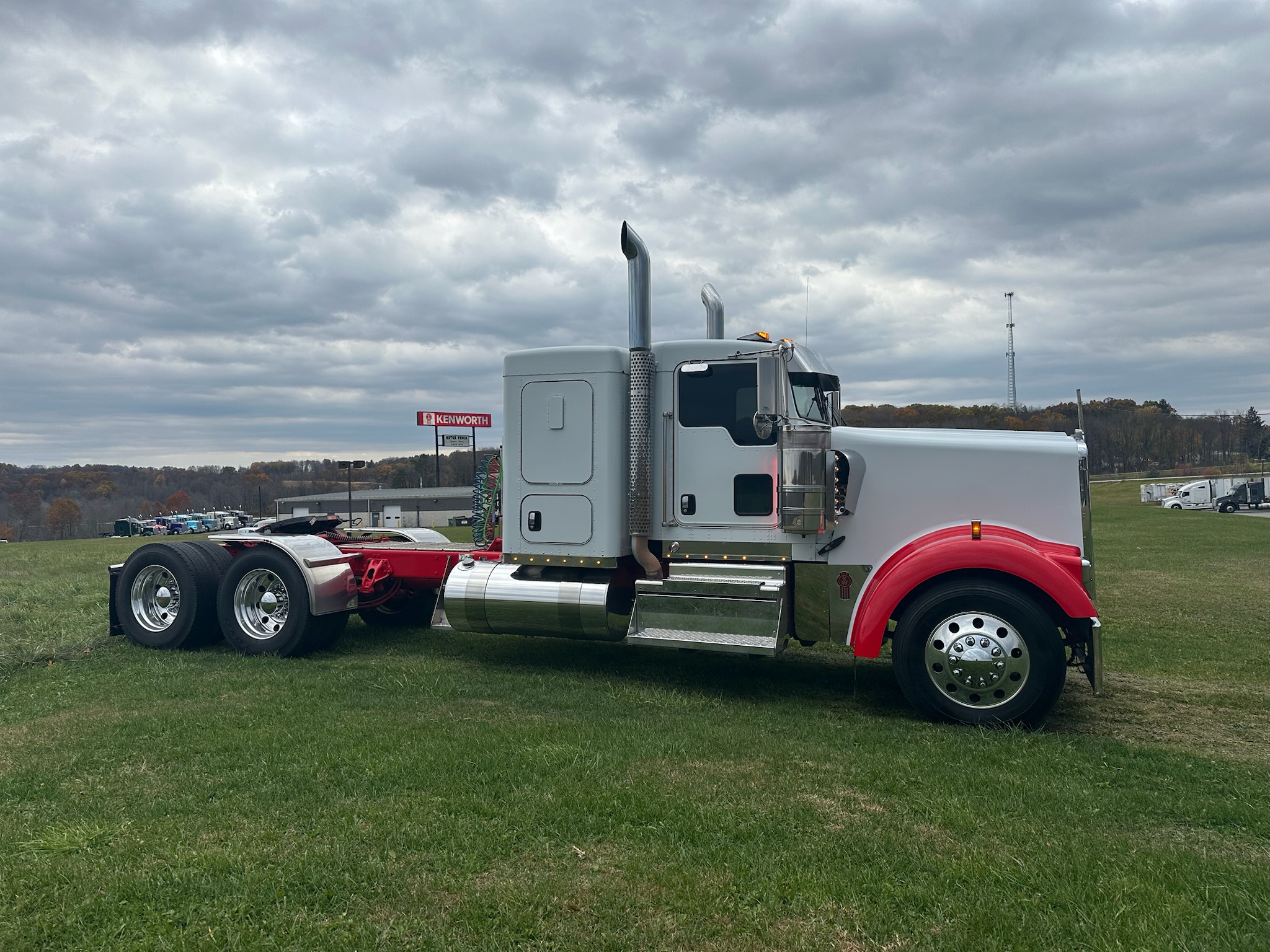 2022 KENWORTH W900L - image 3 of 6