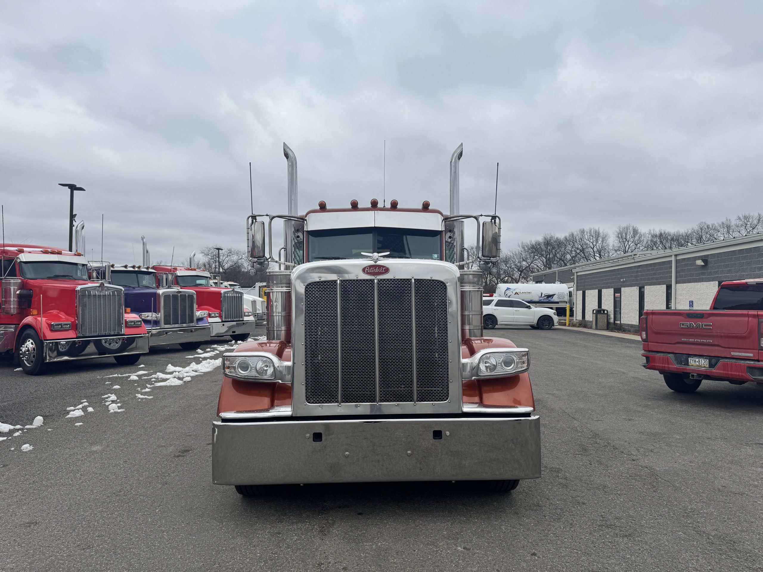 2022 PETERBILT 389 - image 2 of 6