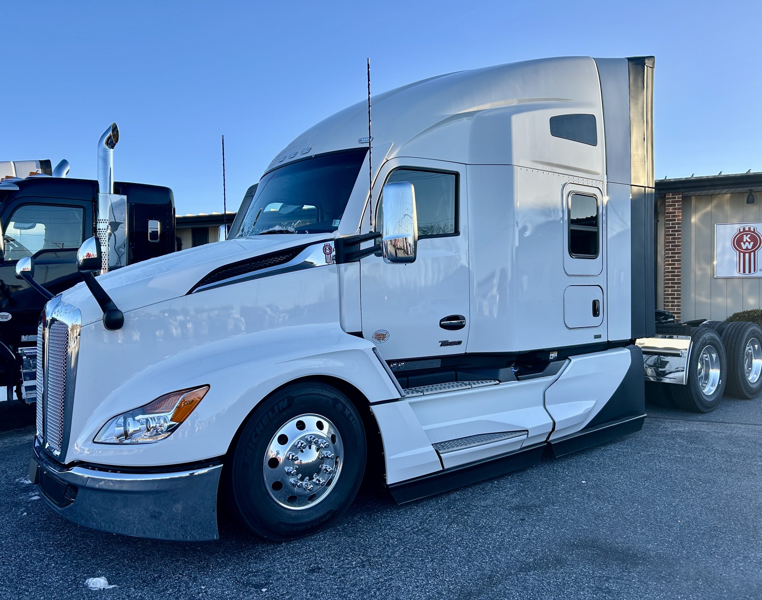 2026 KENWORTH T680 - image 1 of 3