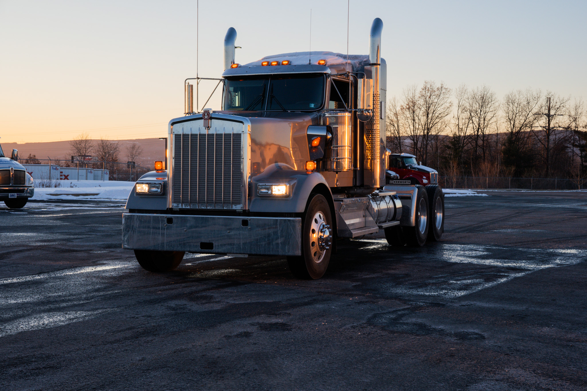 2026 KENWORTH W900 - image 4 of 6