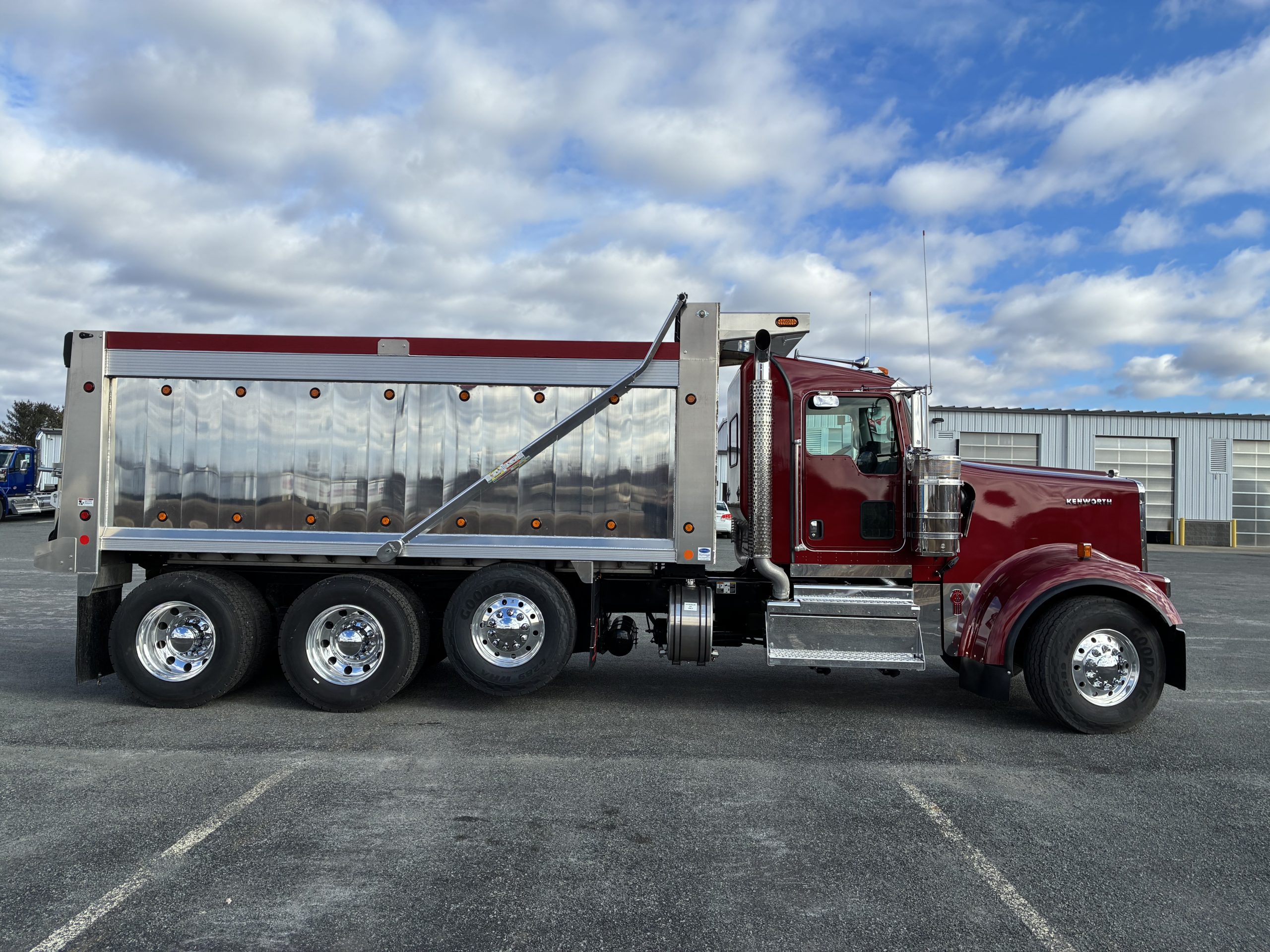 2026 KENWORTH W900 - image 4 of 6