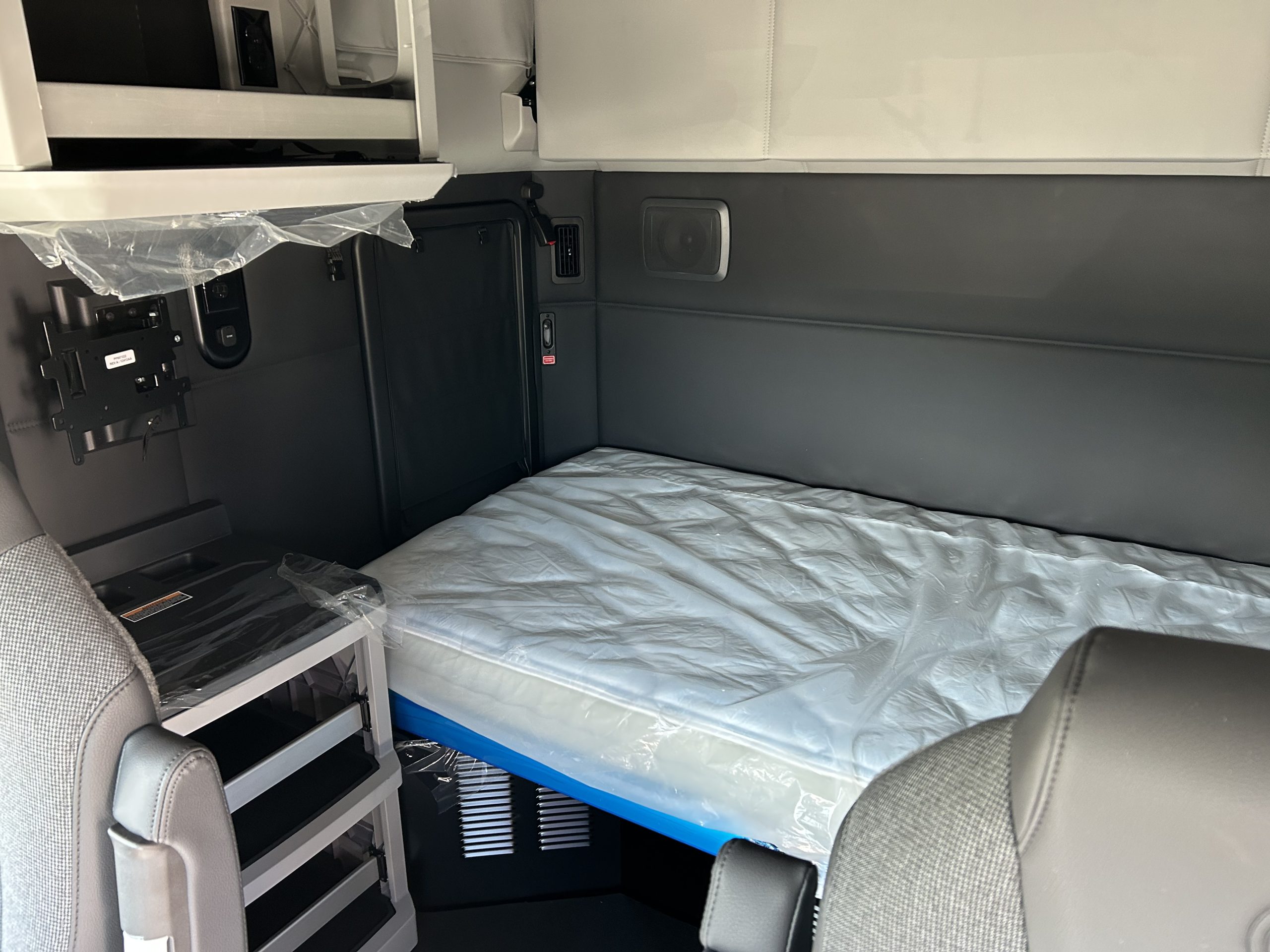 2026 KENWORTH T680 - image 3 of 6