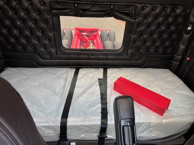 2026 KENWORTH W900 - image 3 of 6