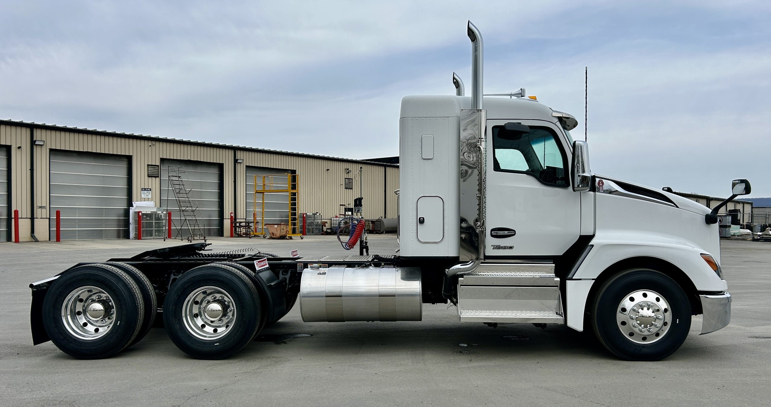 2026 KENWORTH T680 - image 4 of 6