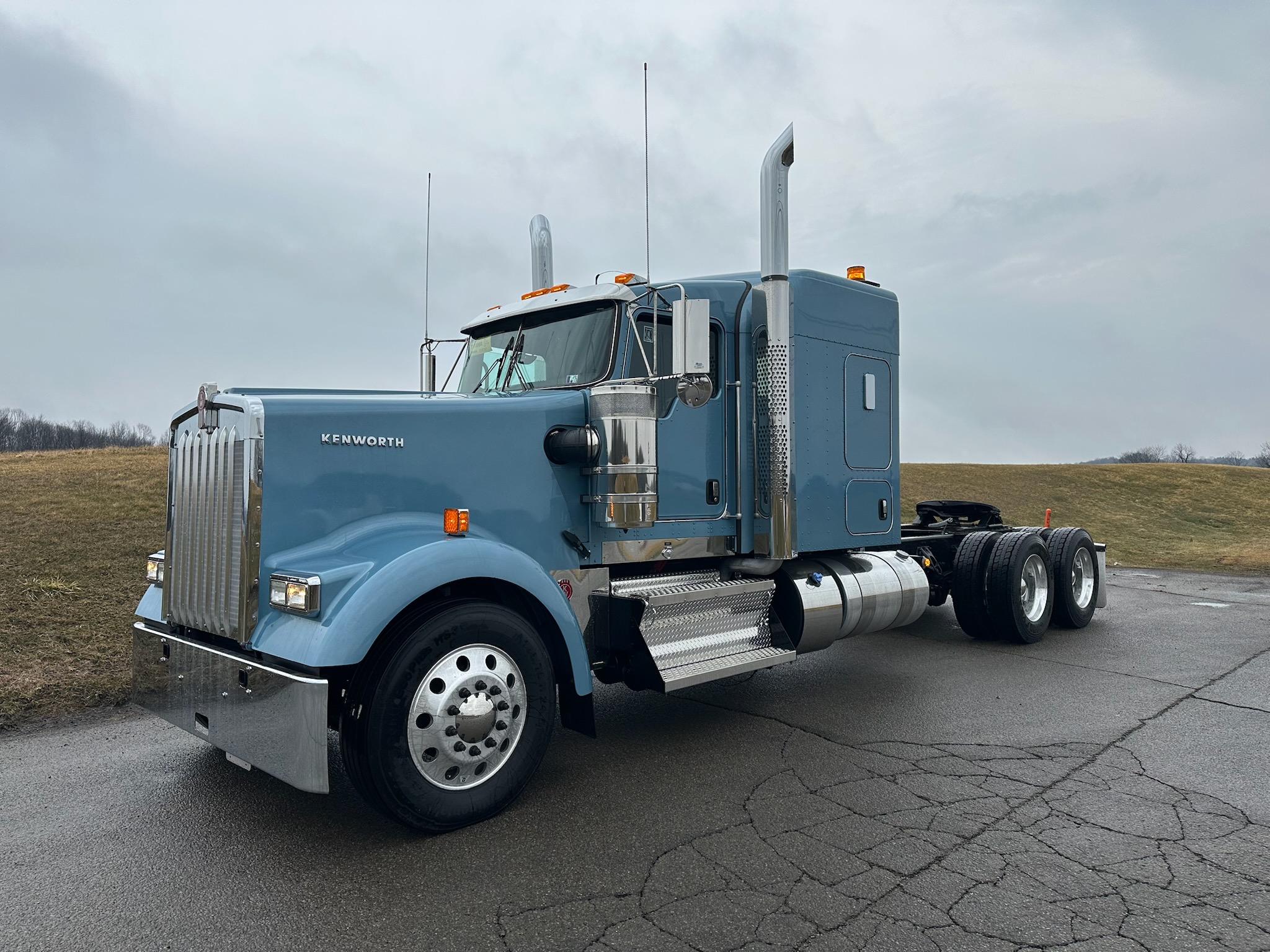 2026 KENWORTH W900 - image 1 of 6