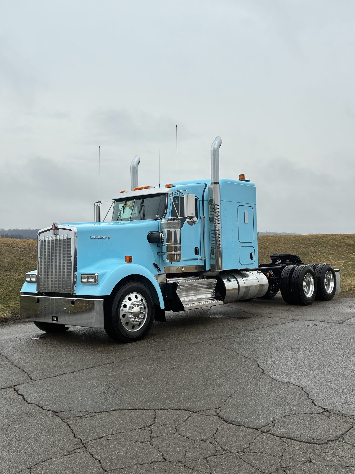 2026 KENWORTH W900 - image 1 of 6