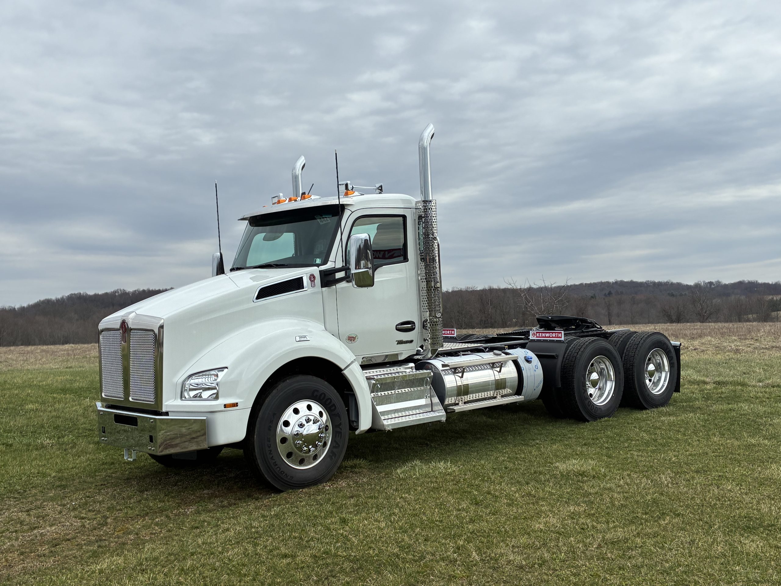 2027 KENWORTH T880 2027 KENWORTH T880 - image 1 of 6