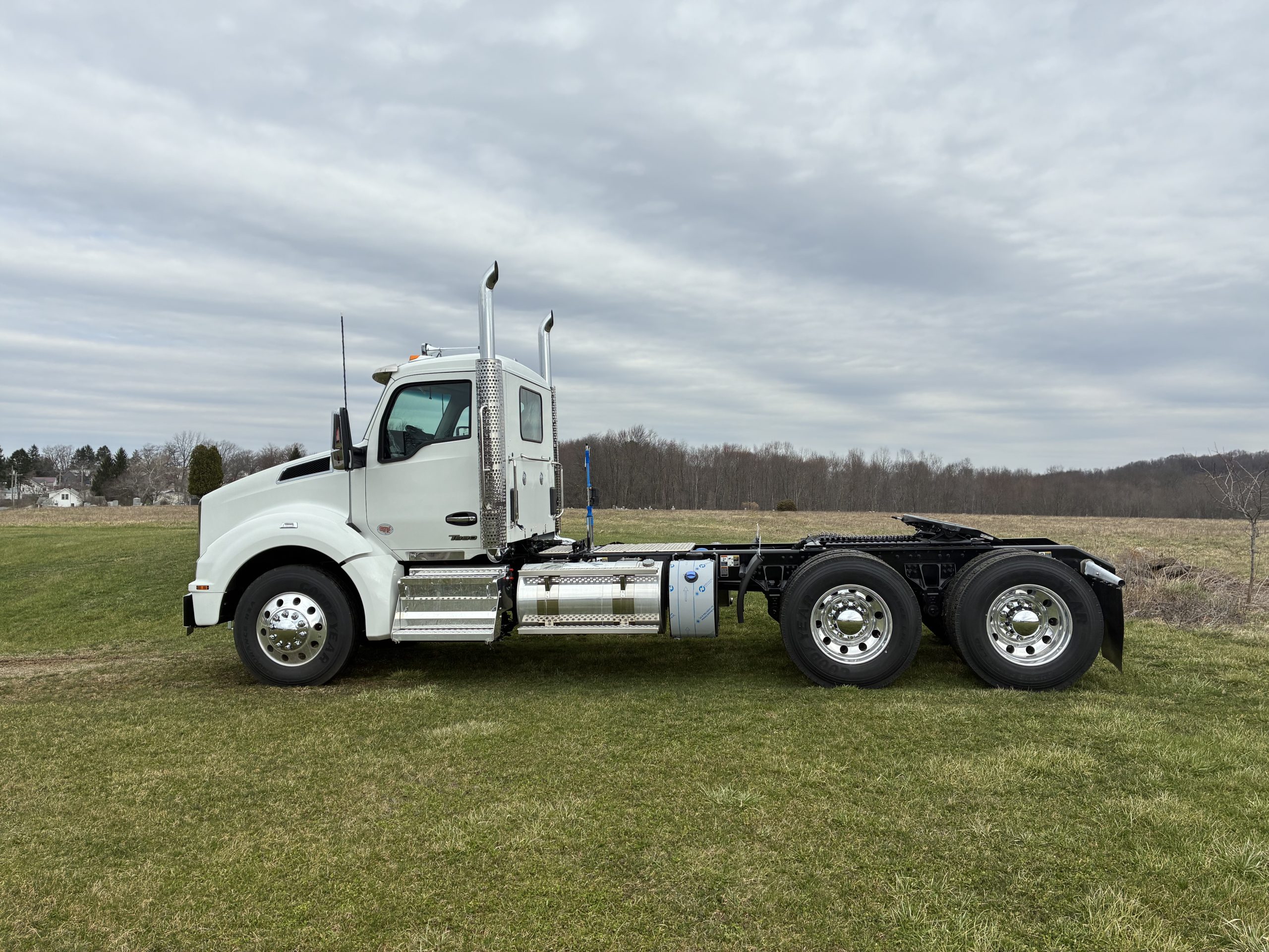 2027 KENWORTH T880 2027 KENWORTH T880 - image 2 of 6