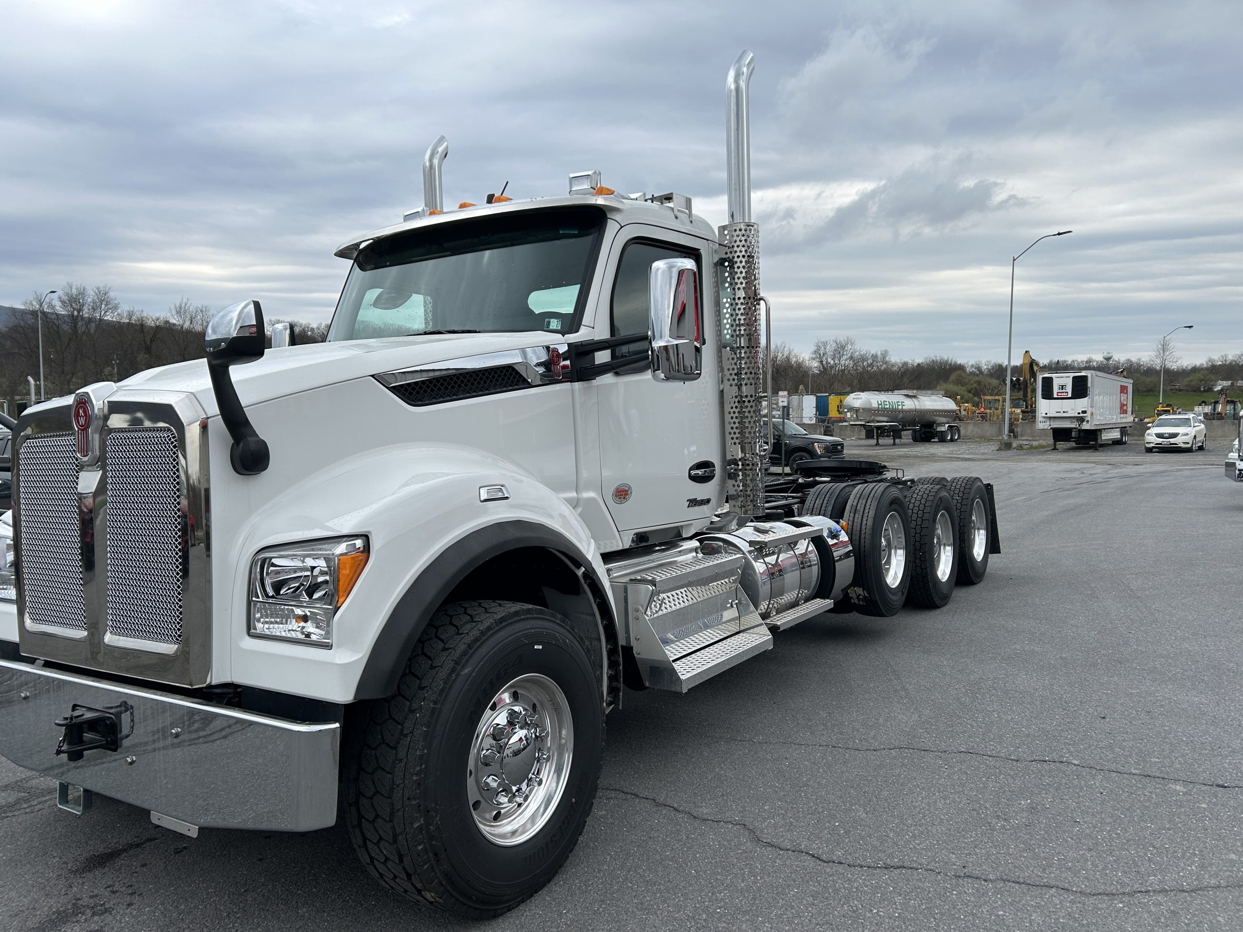 2027 KENWORTH T880 2027 KENWORTH T880 - image 1 of 6