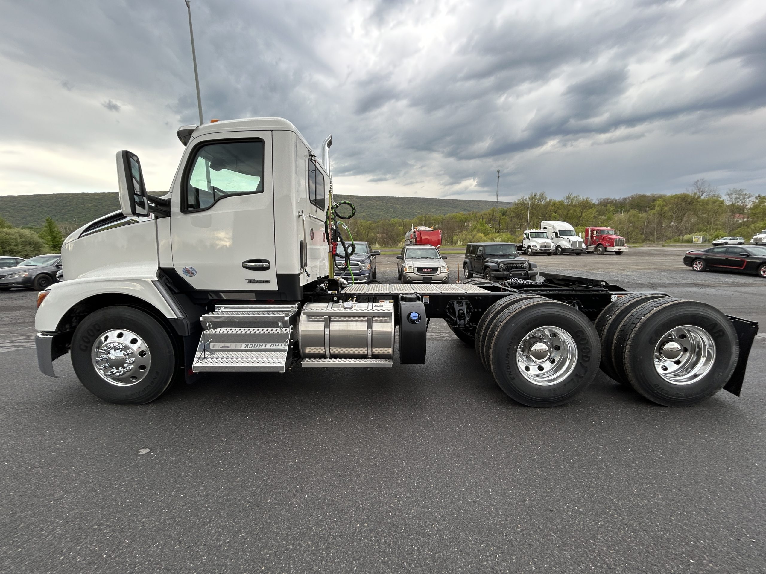 2027 KENWORTH T680 2027 KENWORTH T680 - image 3 of 6