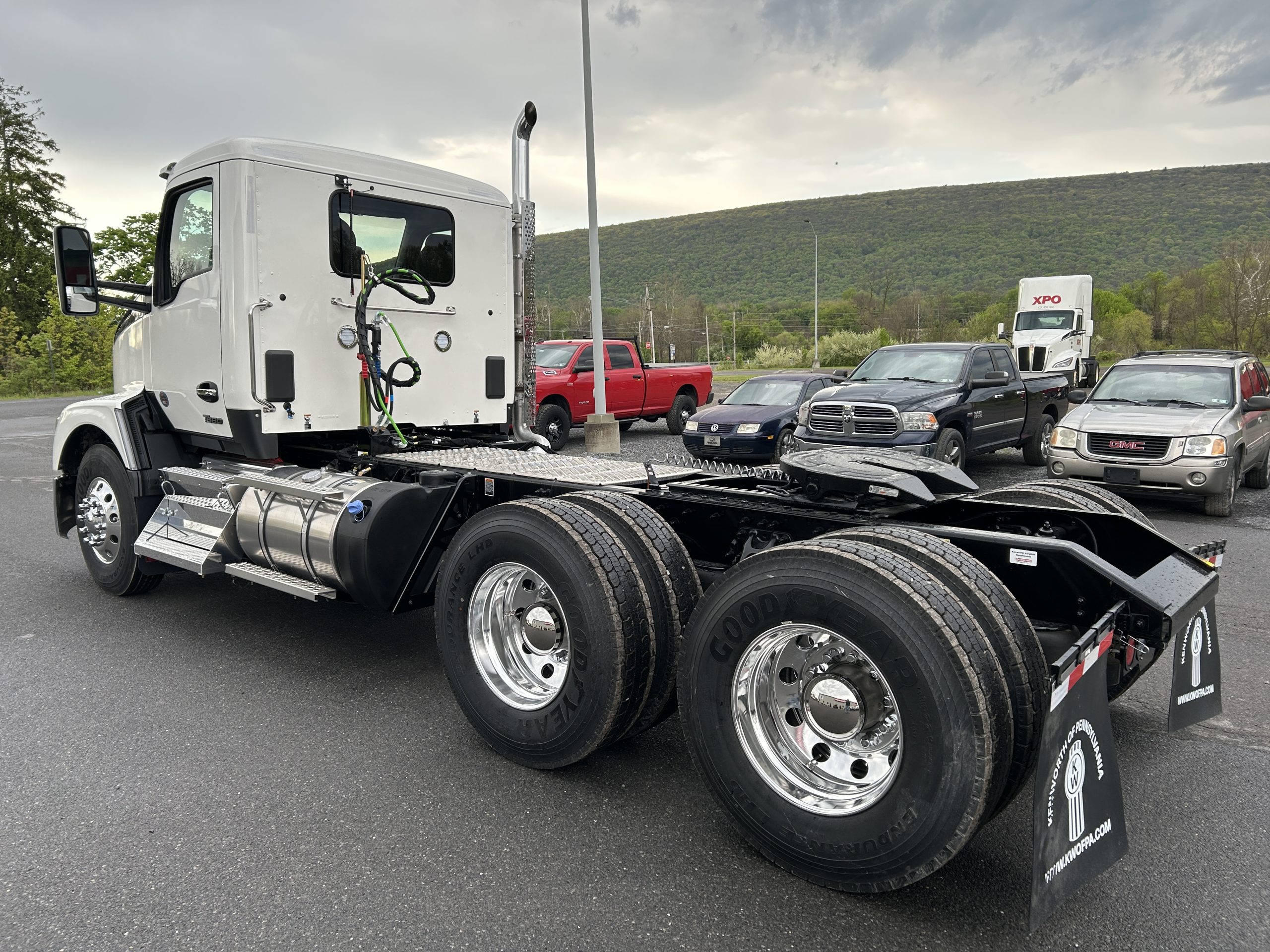 2027 KENWORTH T680 2027 KENWORTH T680 - image 4 of 6