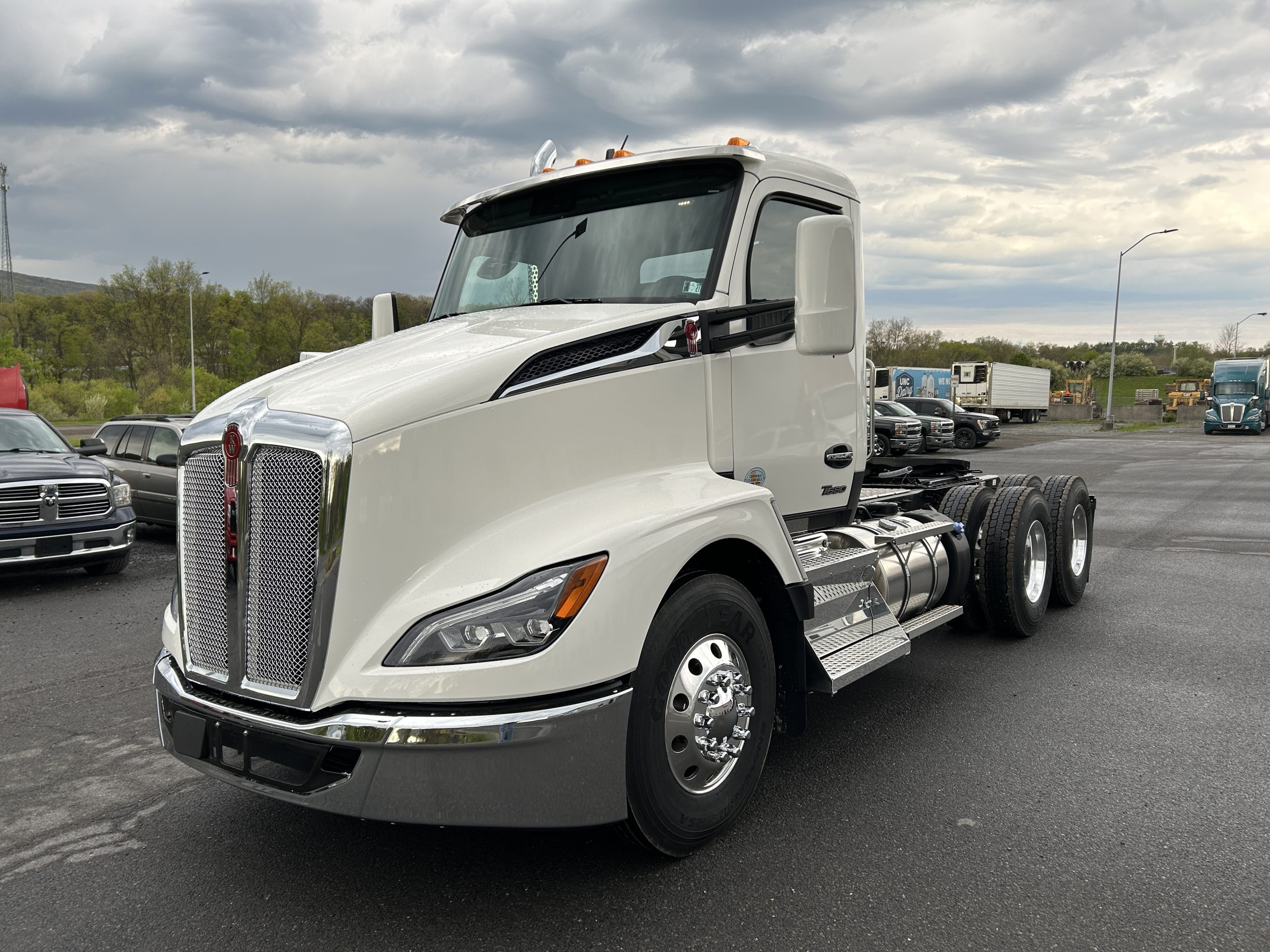2027 KENWORTH T680 2027 KENWORTH T680 - image 1 of 6