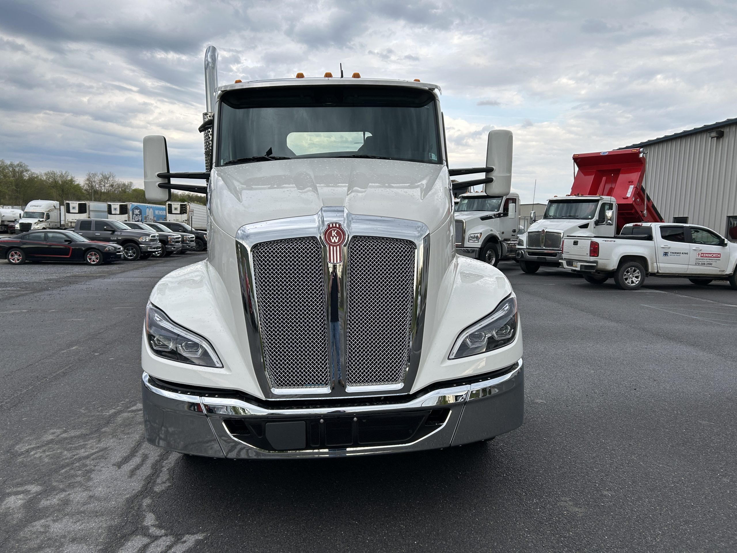 2027 KENWORTH T680 2027 KENWORTH T680 - image 2 of 6