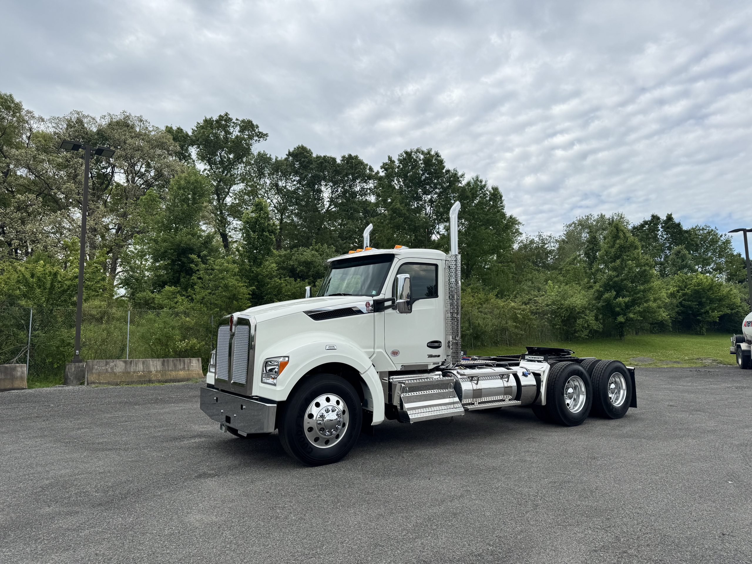 2027 KENWORTH T880 2027 KENWORTH T880 - image 1 of 6