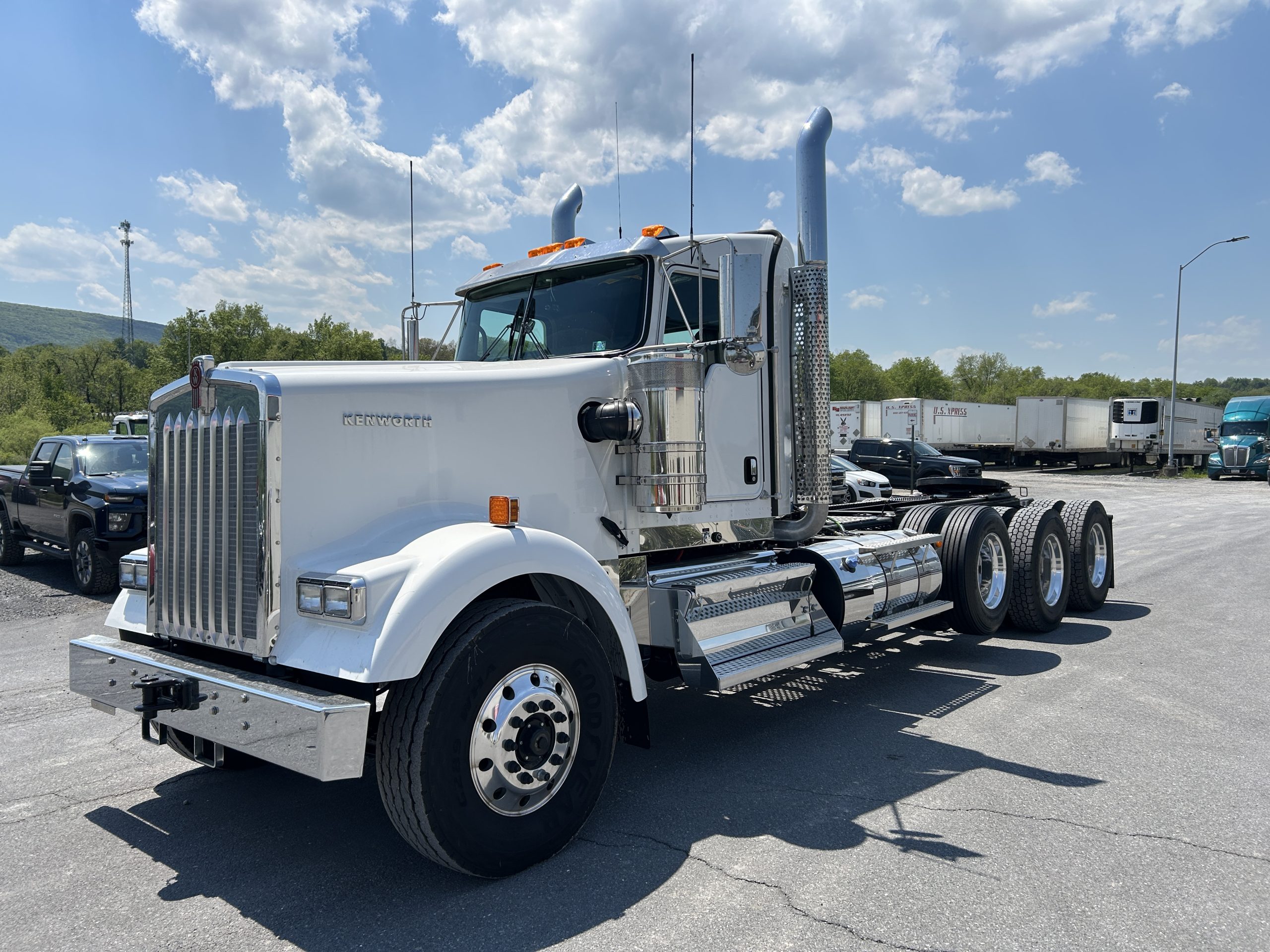 2027 KENWORTH W900 2027 KENWORTH W900 - image 1 of 6