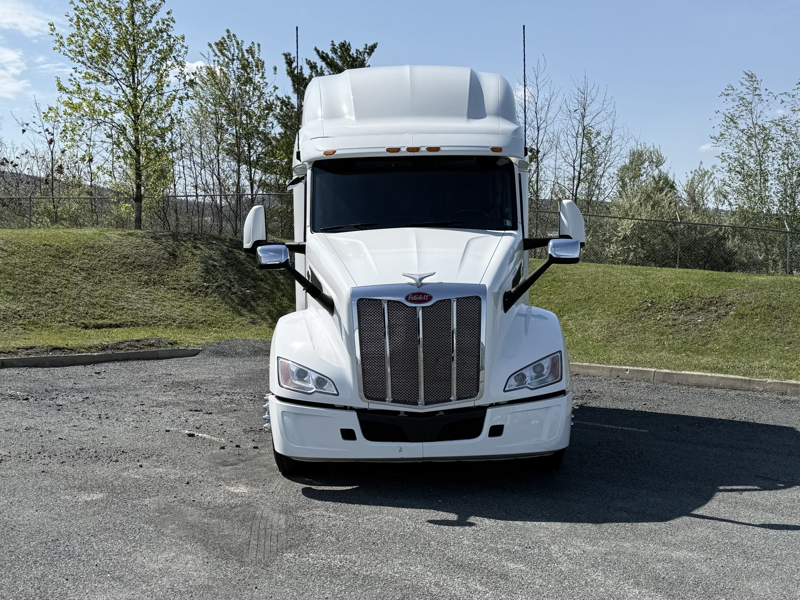 2023 PETERBILT 579 2023 PETERBILT 579 - image 2 of 6