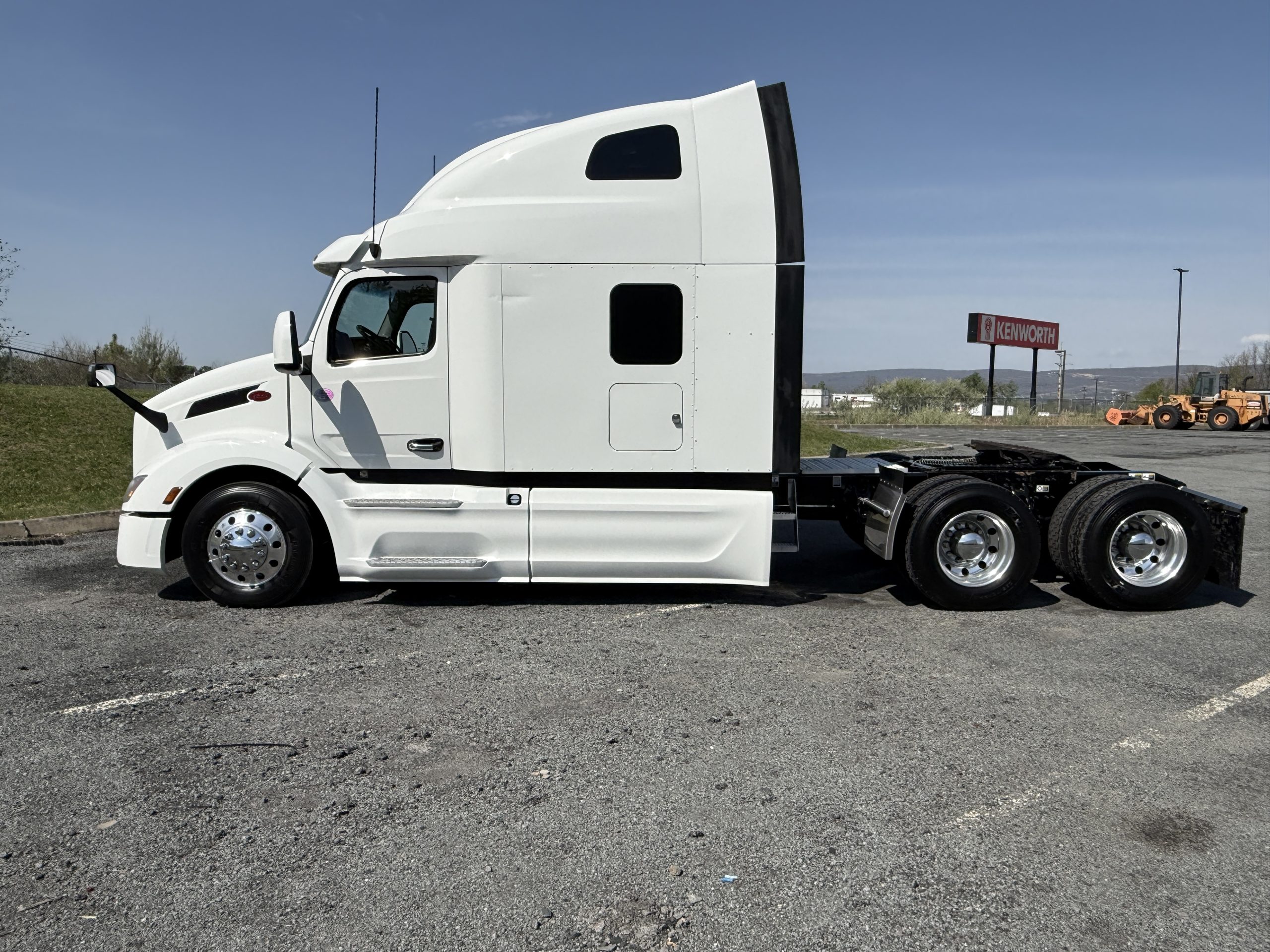 2023 PETERBILT 579 2023 PETERBILT 579 - image 4 of 6