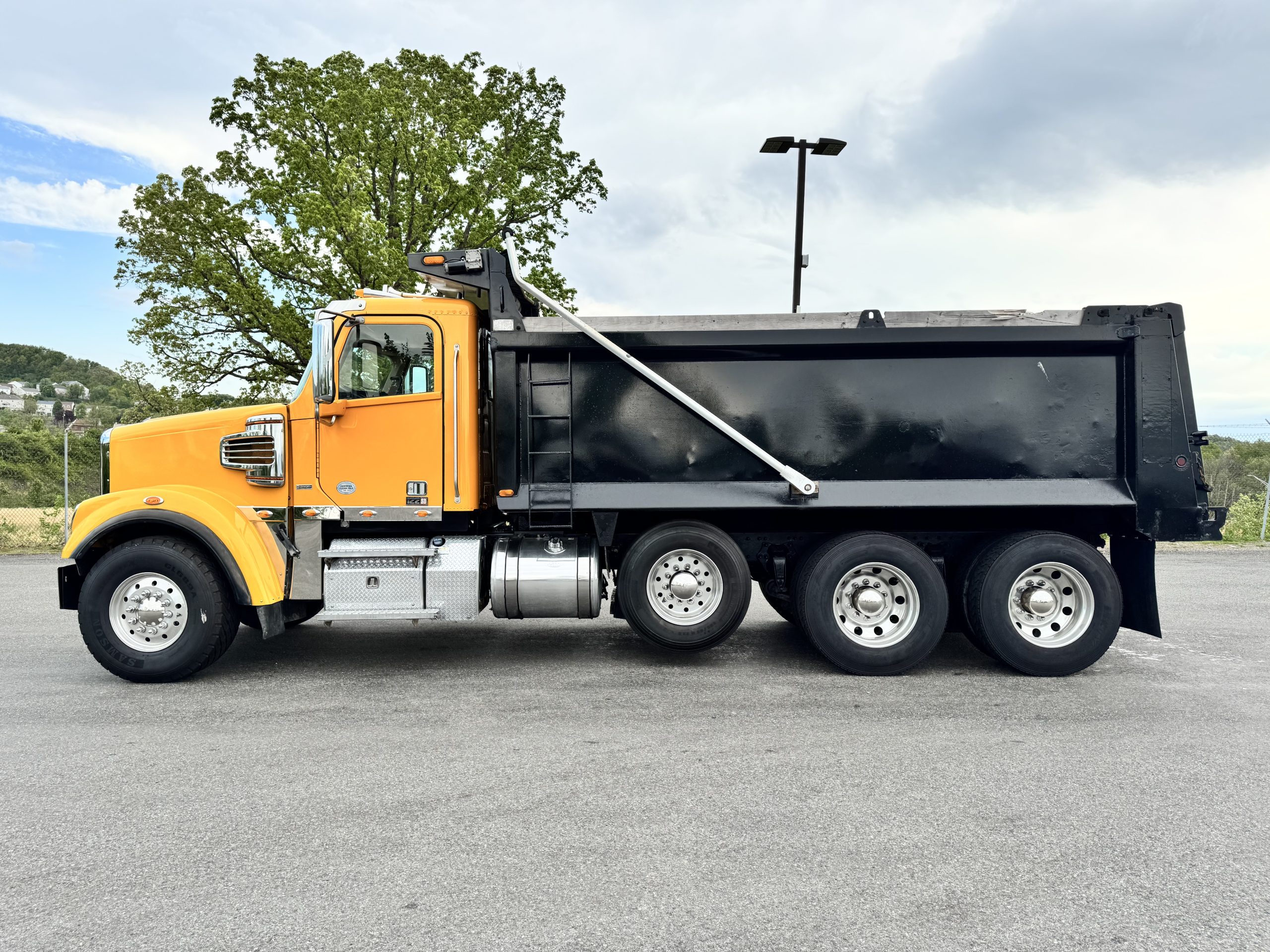 2020 FREIGHTLINER 122SD SFA 2020 FREIGHTLINER 122SD SFA - image 2 of 6